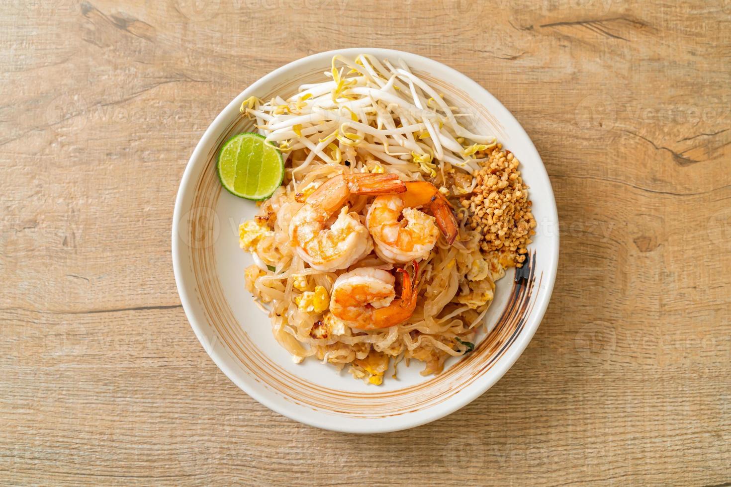 fideos salteados con camarones y brotes o pad thai foto