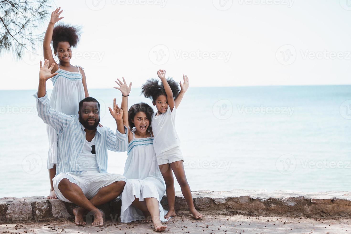 feliz familia afroamericana disfrutando juntos en el parque junto al mar. foto