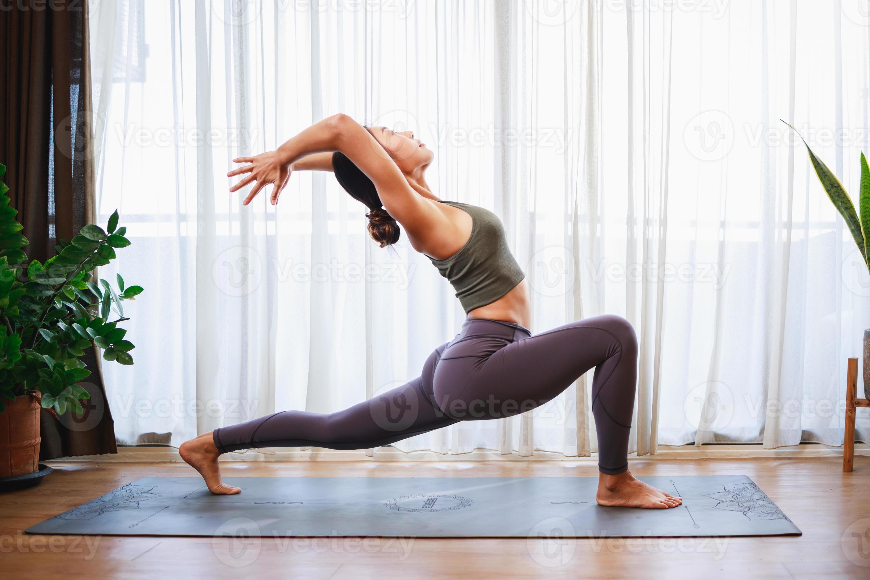 Mujer bonita vistiendo ropa deportiva y haciendo yoga.