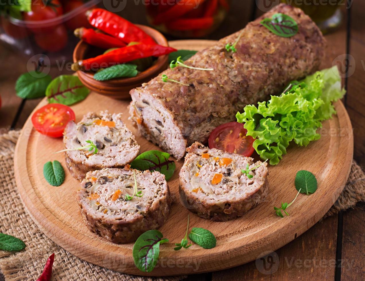 rollo de pastel de carne picada con champiñones y zanahorias foto