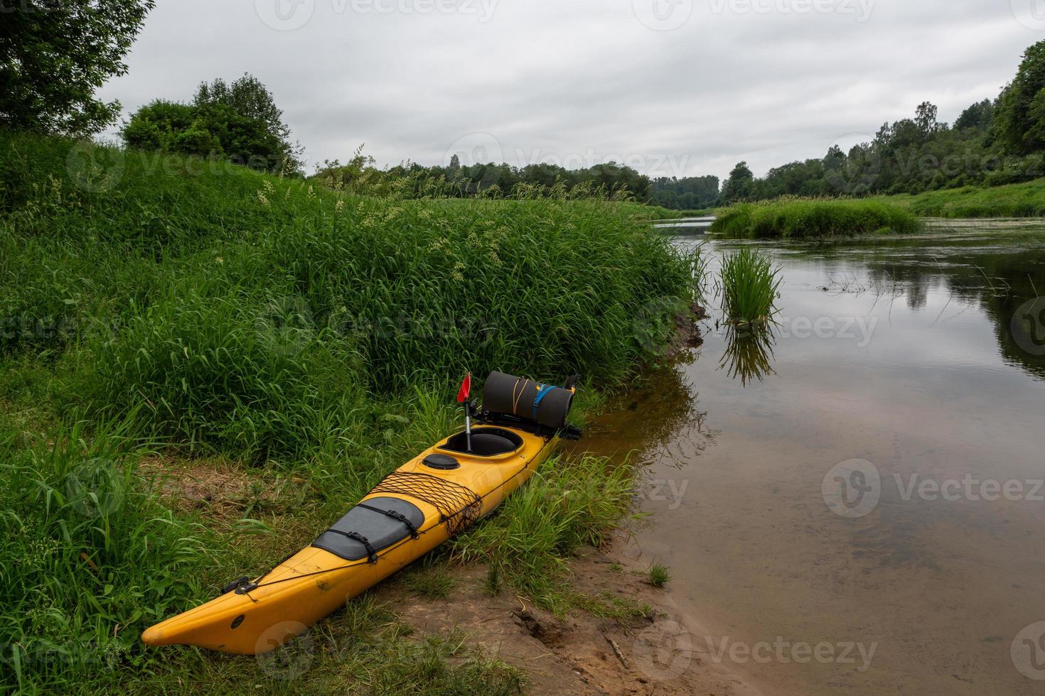 paisajes de verano con río en letonia foto