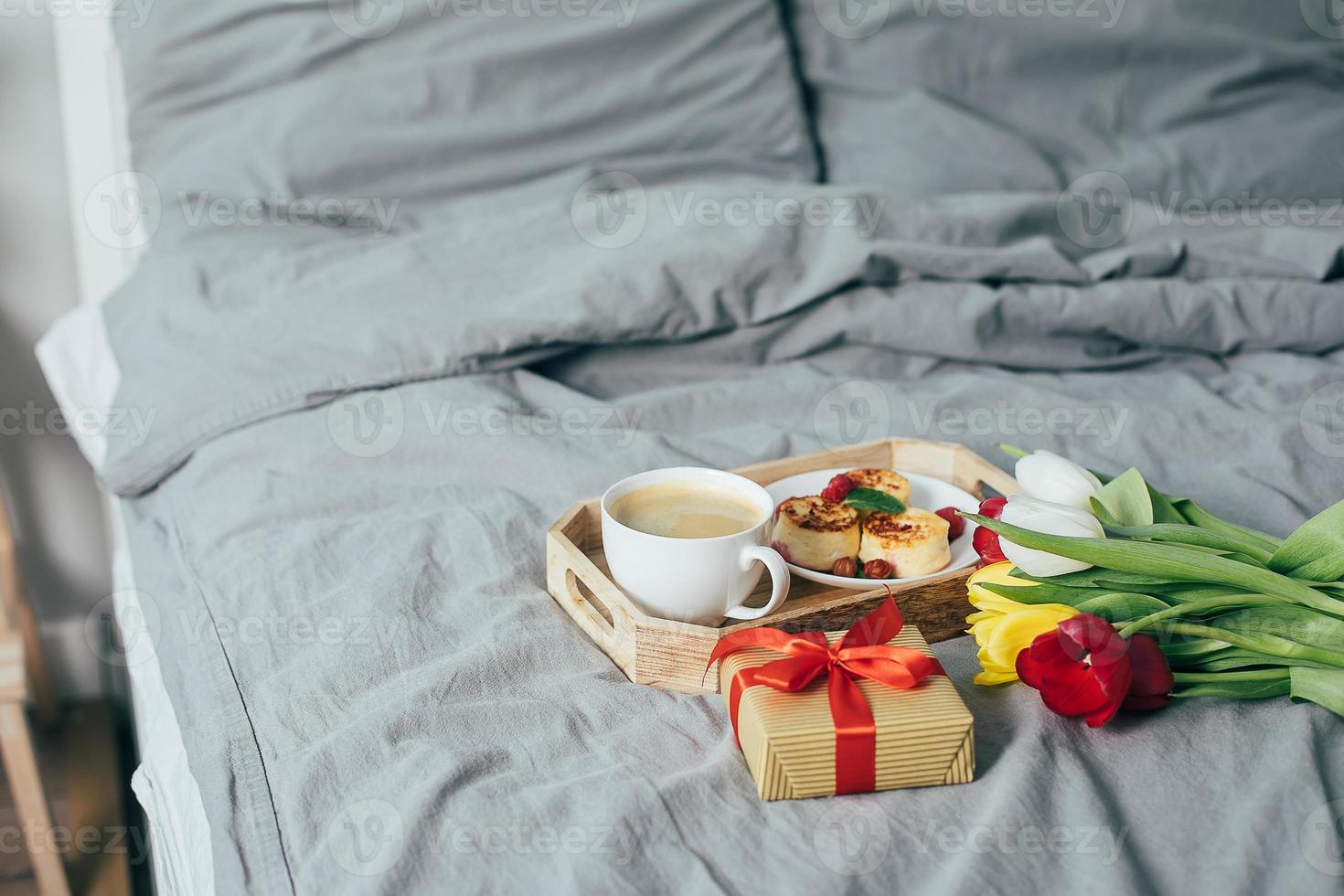 delicioso desayuno para la mañana de vacaciones en la cama. día de la madre, cumpleaños, 8 de marzo, concepto de día de san valentín foto