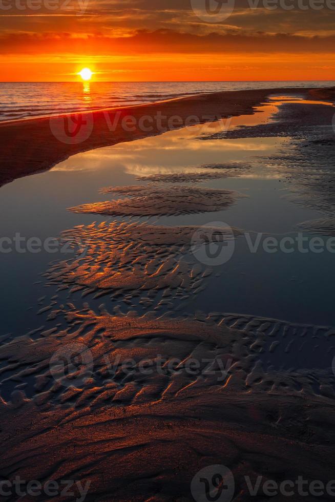 patrones en la arena del mar al atardecer foto