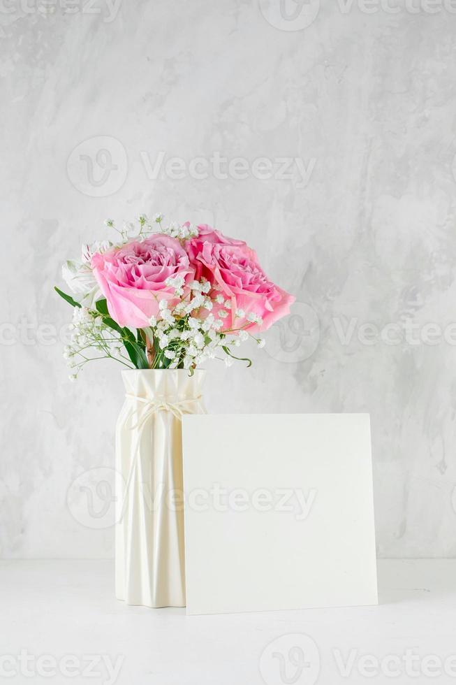 concepto de san valentín, día de la madre o de la mujer. flores de primavera, en blanco para postal. Bosquejo foto