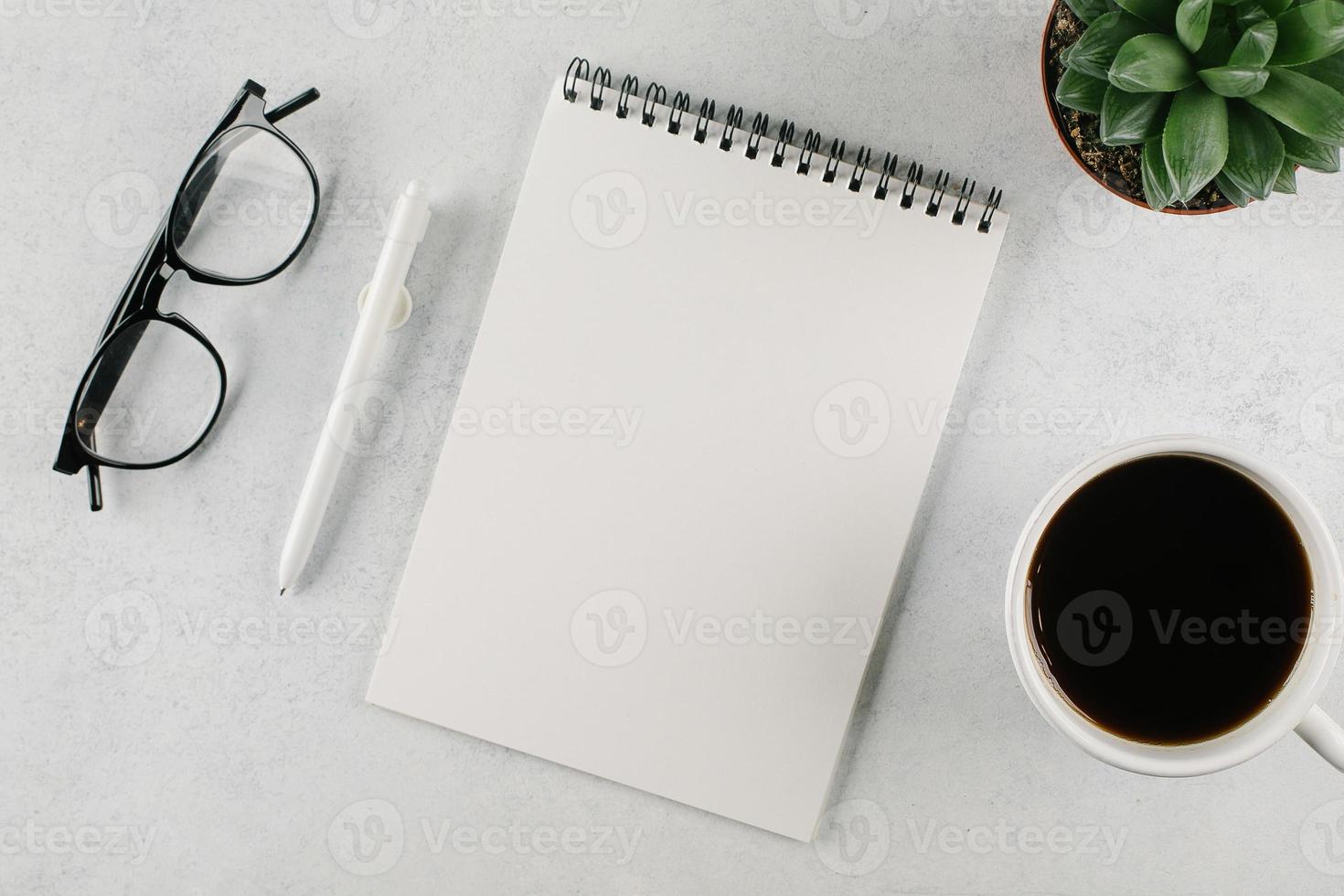 rituales matutinos. nuevos hábitos cuaderno blanco vacío que forma páginas matutinas, diario de gratitud. vida consciente foto