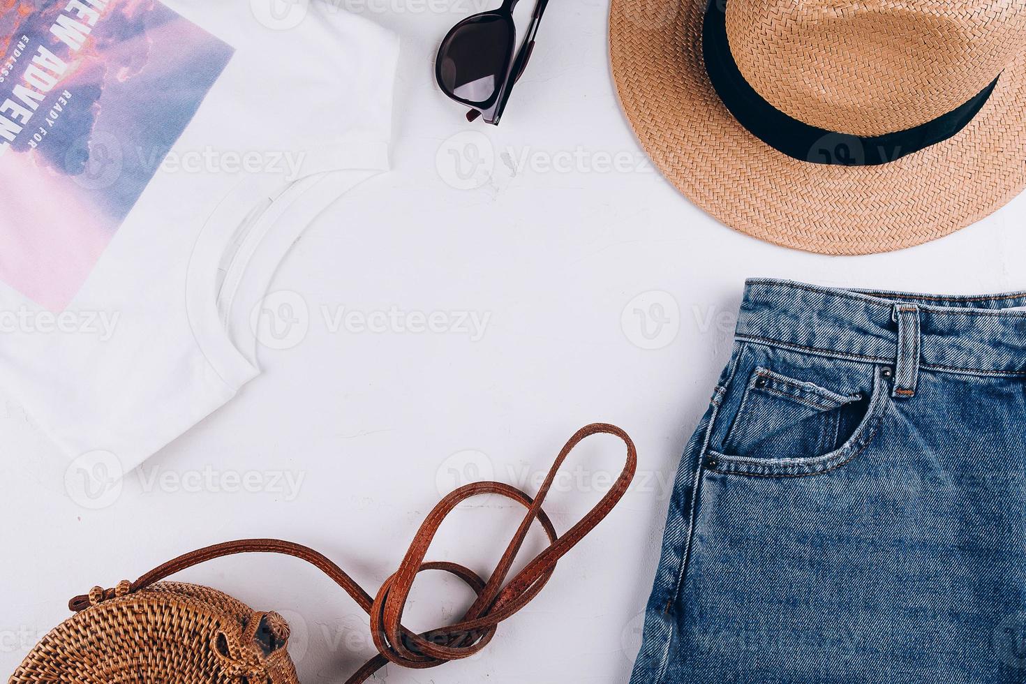 Bodegón de verano por encima de la cabeza. ropa casual de mujer, accesorios. vacaciones, concepto de viaje. vista superior foto