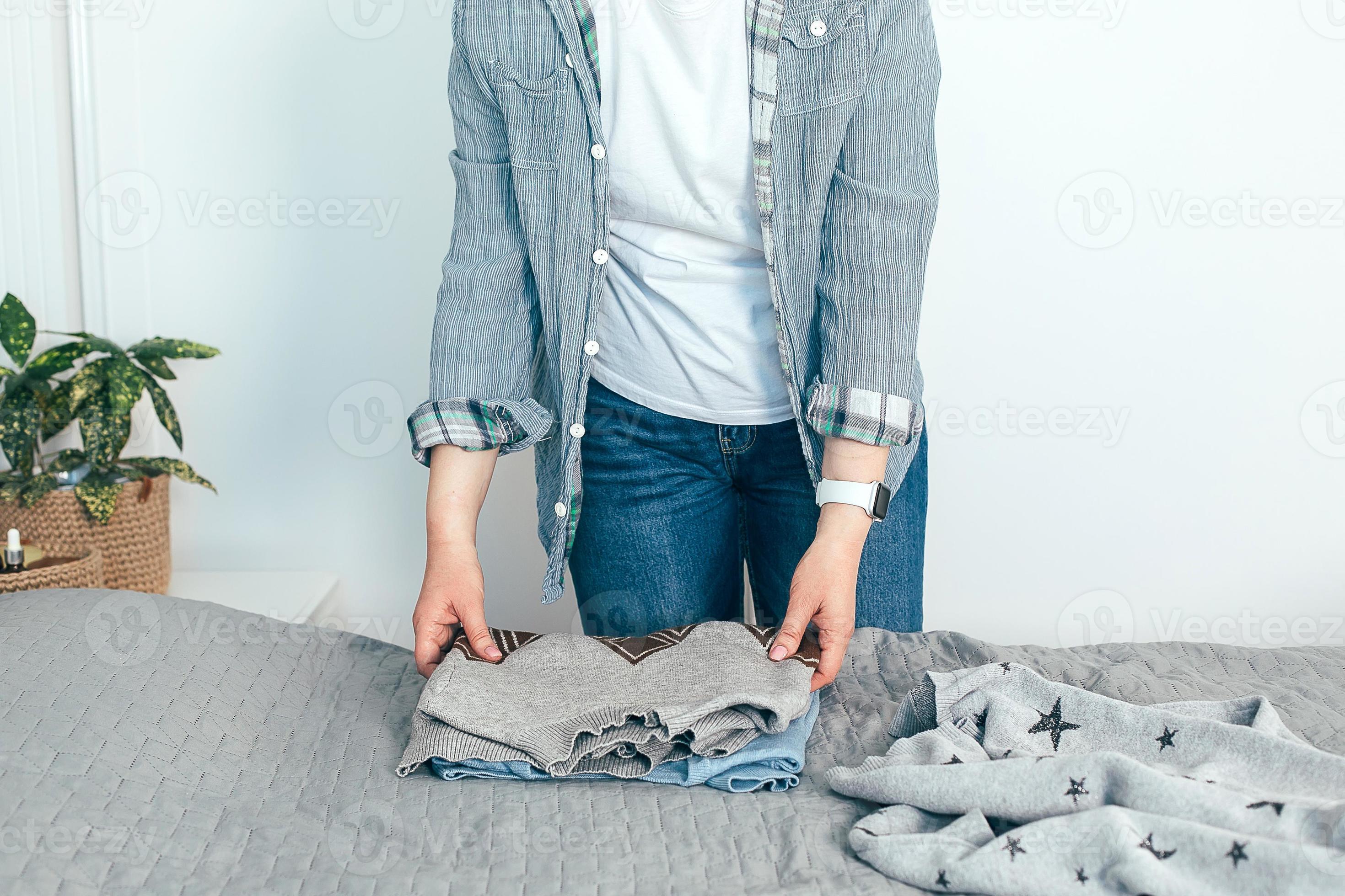 mujer doblando suéteres de ropa. análisis de vestuario, actualización de  primavera, concepto de limpieza. Bosquejo 17109476 Foto de stock en Vecteezy