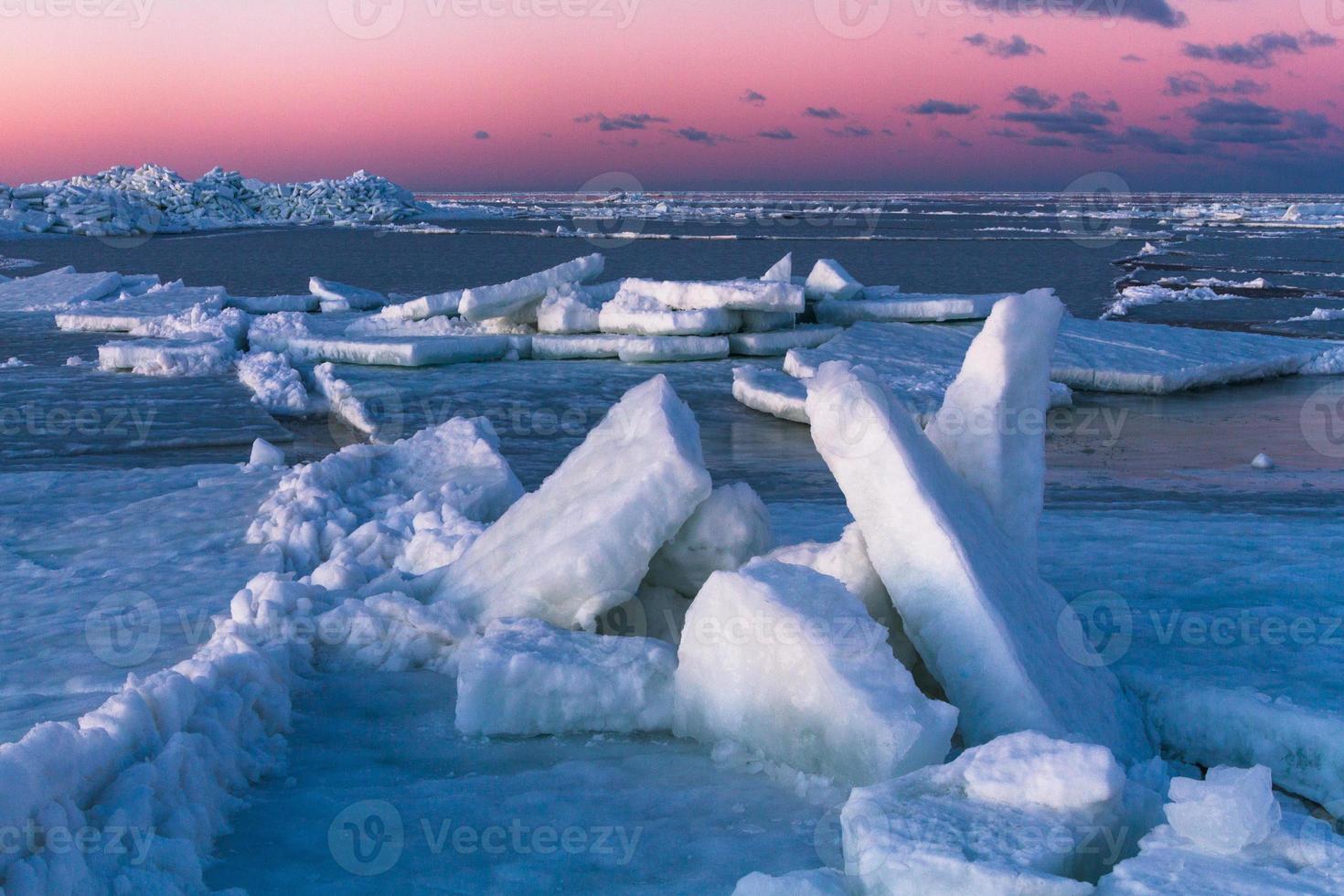derivas de hielo en el mar báltico foto