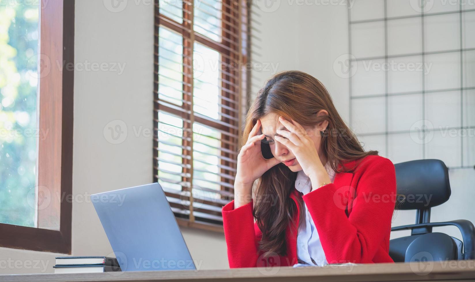 concepto de síndrome de agotamiento. la mujer de negocios se siente incómoda trabajando. que es causado por el estrés, acumulado por el trabajo fallido y menos cuerpo en reposo. consulte a un psiquiatra especialista. foto