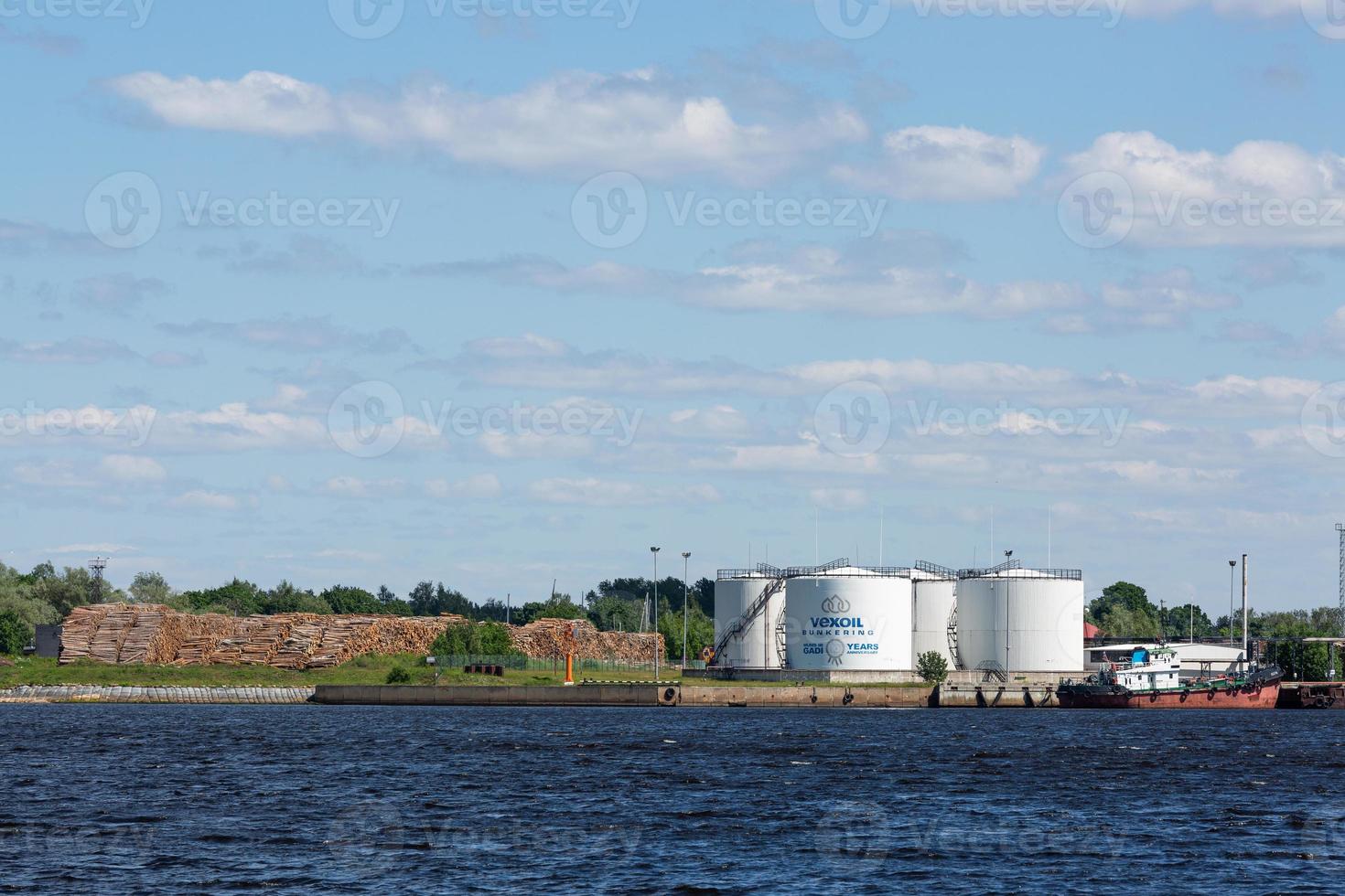 vistas de los alrededores de riga desde daugava foto