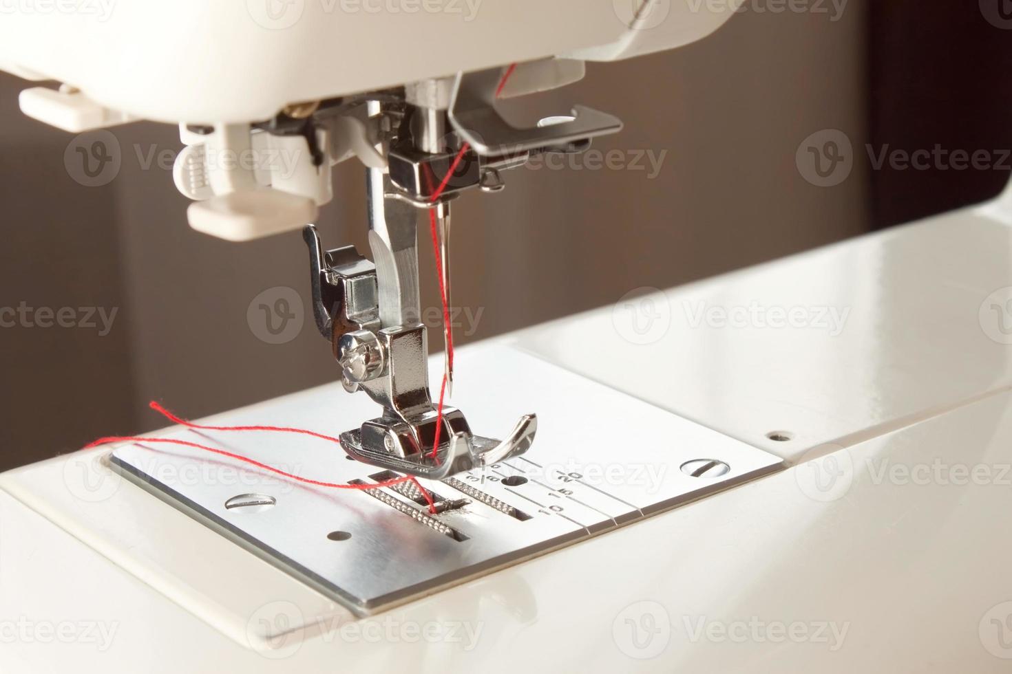 prensatelas de máquina de coser moderna blanca foto