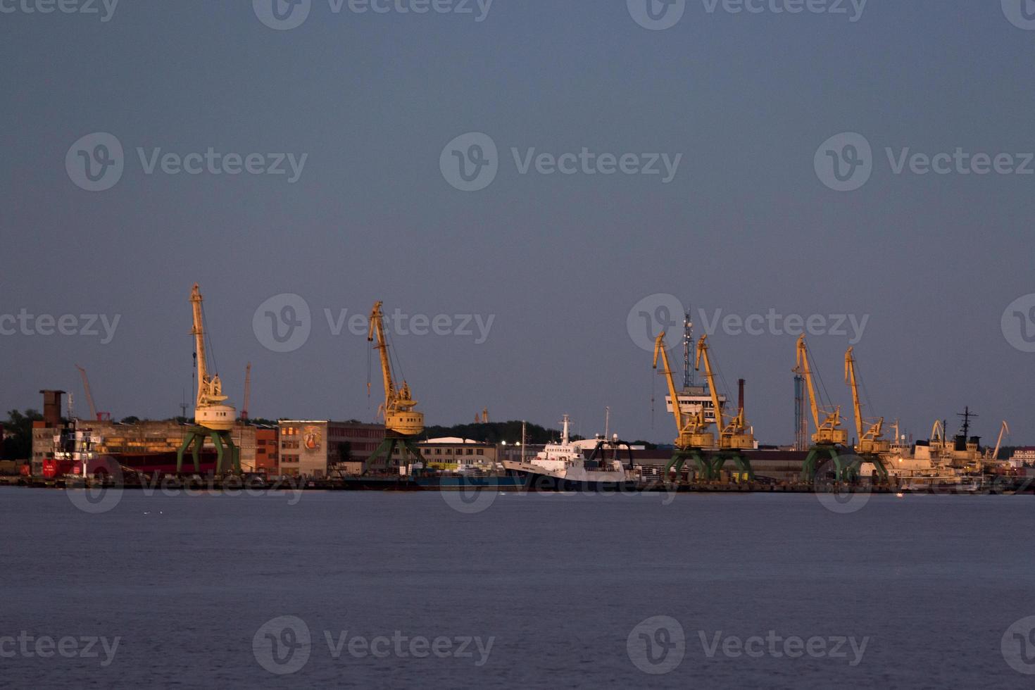 vistas de los alrededores de riga desde daugava foto