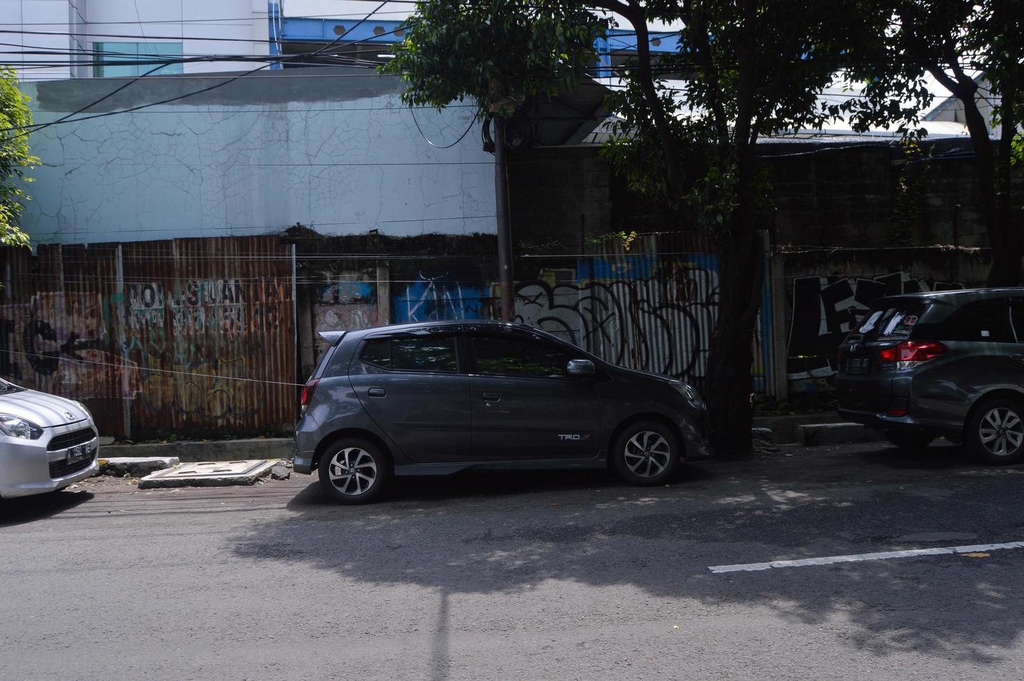 vehículos estacionados descuidadamente. estacionamiento en el arcén de la carretera. foto