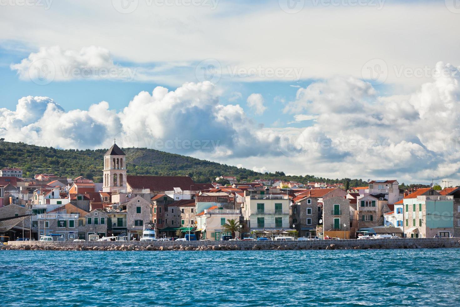 vodice es un pequeño pueblo en la costa adriática en croacia foto