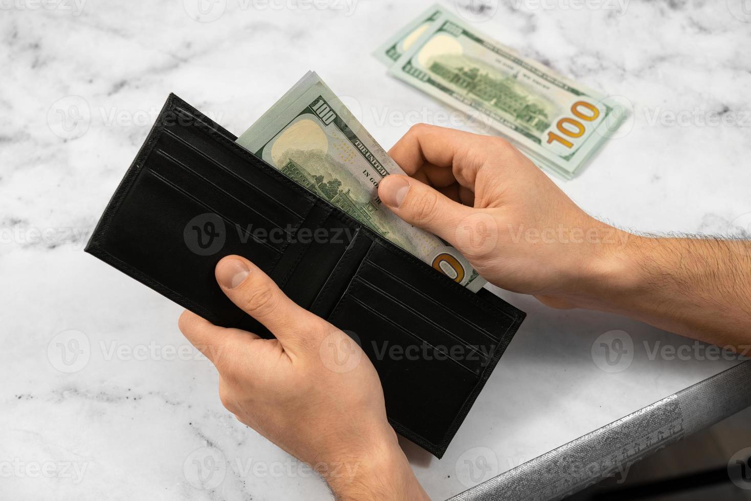 dinero de billetes en una billetera sobre un fondo claro, el concepto de ahorro de dinero y crecimiento empresarial foto