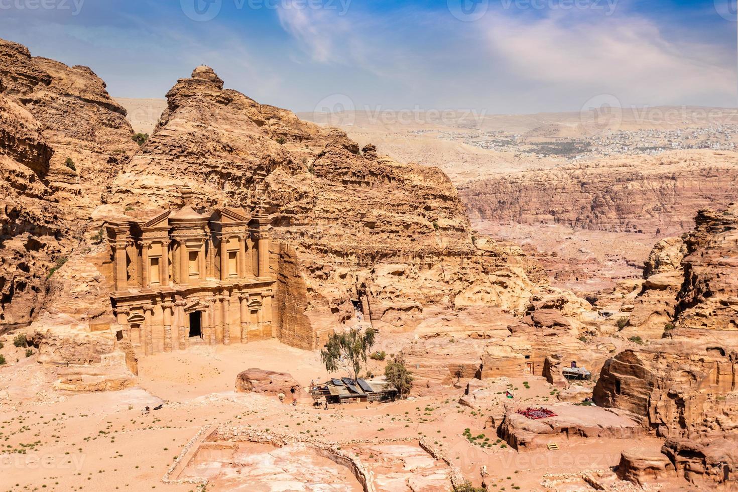 ad deir o el monasterio, antiguo templo nabateo tallado en piedra vista desde arriba, petra, jordania foto