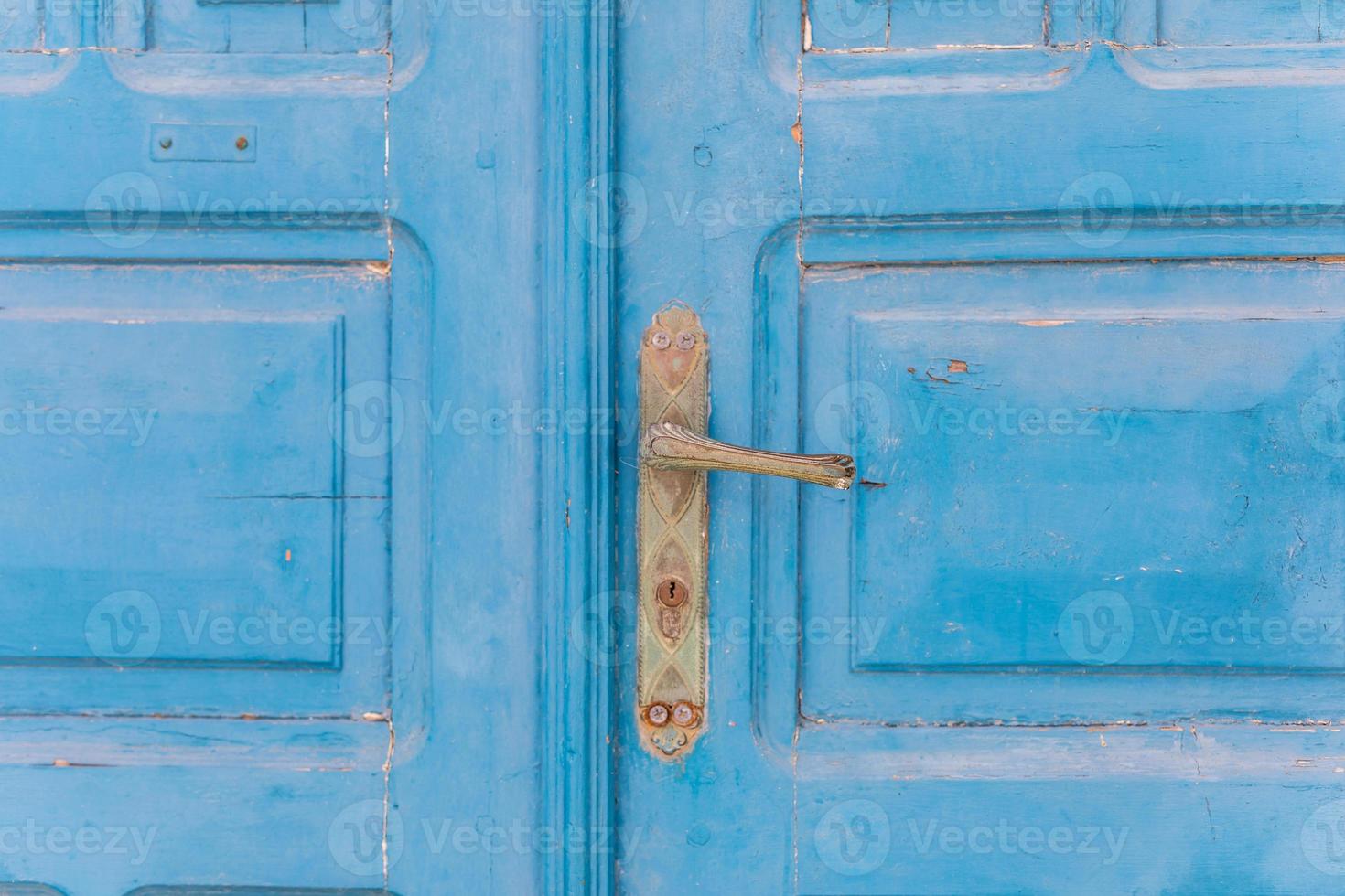 antigua puerta azul rústica descolorida en la isla de santorini grecia, colores tradicionales la luz del sol se desvanece turismo islas griegas foto