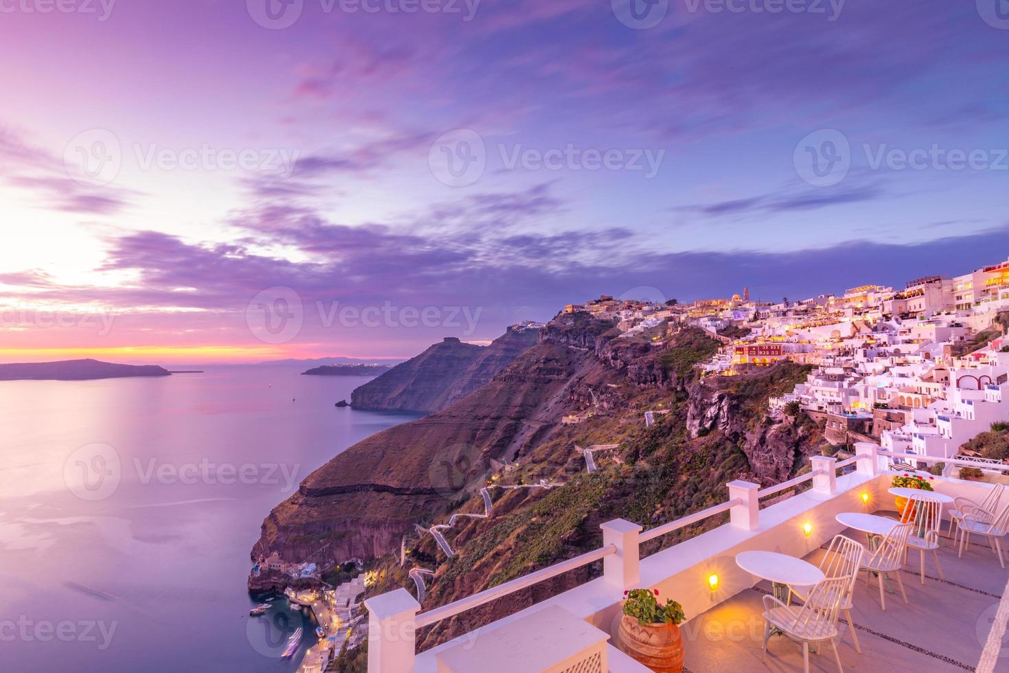 fantástica vista nocturna de la isla de santorini. pintoresca puesta de sol de primavera en el famoso resort fira, grecia, europa. fondo del concepto de viaje. paisaje al atardecer, viajes de lujo. maravilloso cielo y mar foto