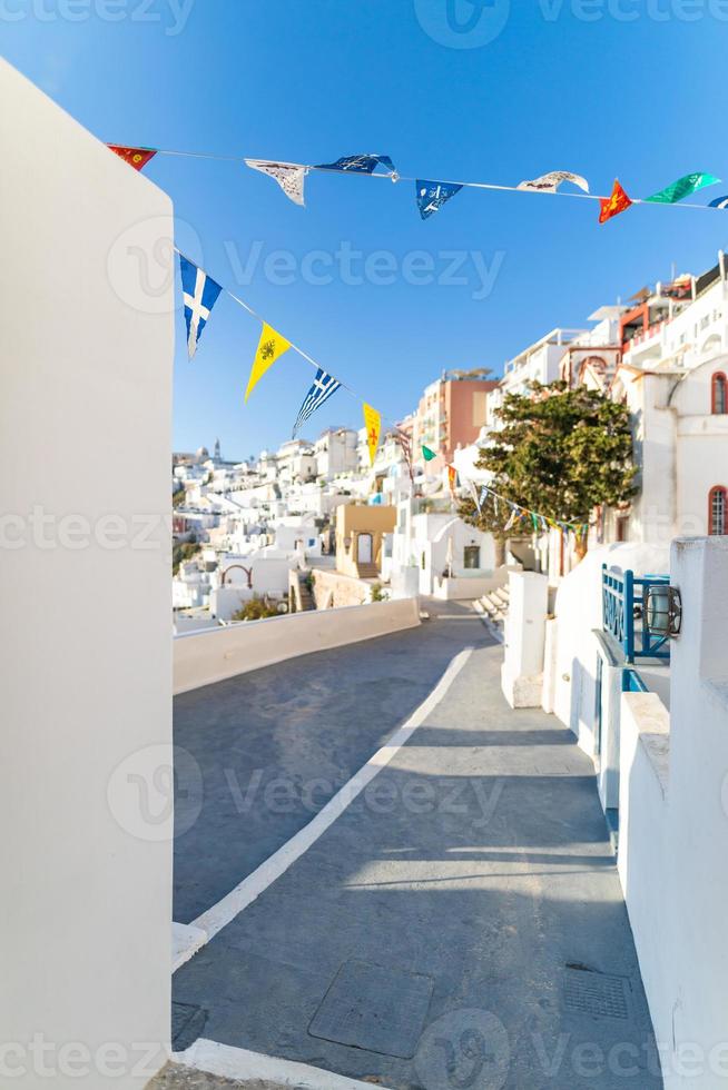 arquitectura blanca tradicional y puerta con vistas al mar mediterráneo en el pueblo de fira en la isla de santorini, grecia. fondo de viaje escénico. hermoso concepto de vacaciones de verano, increíble cielo azul foto