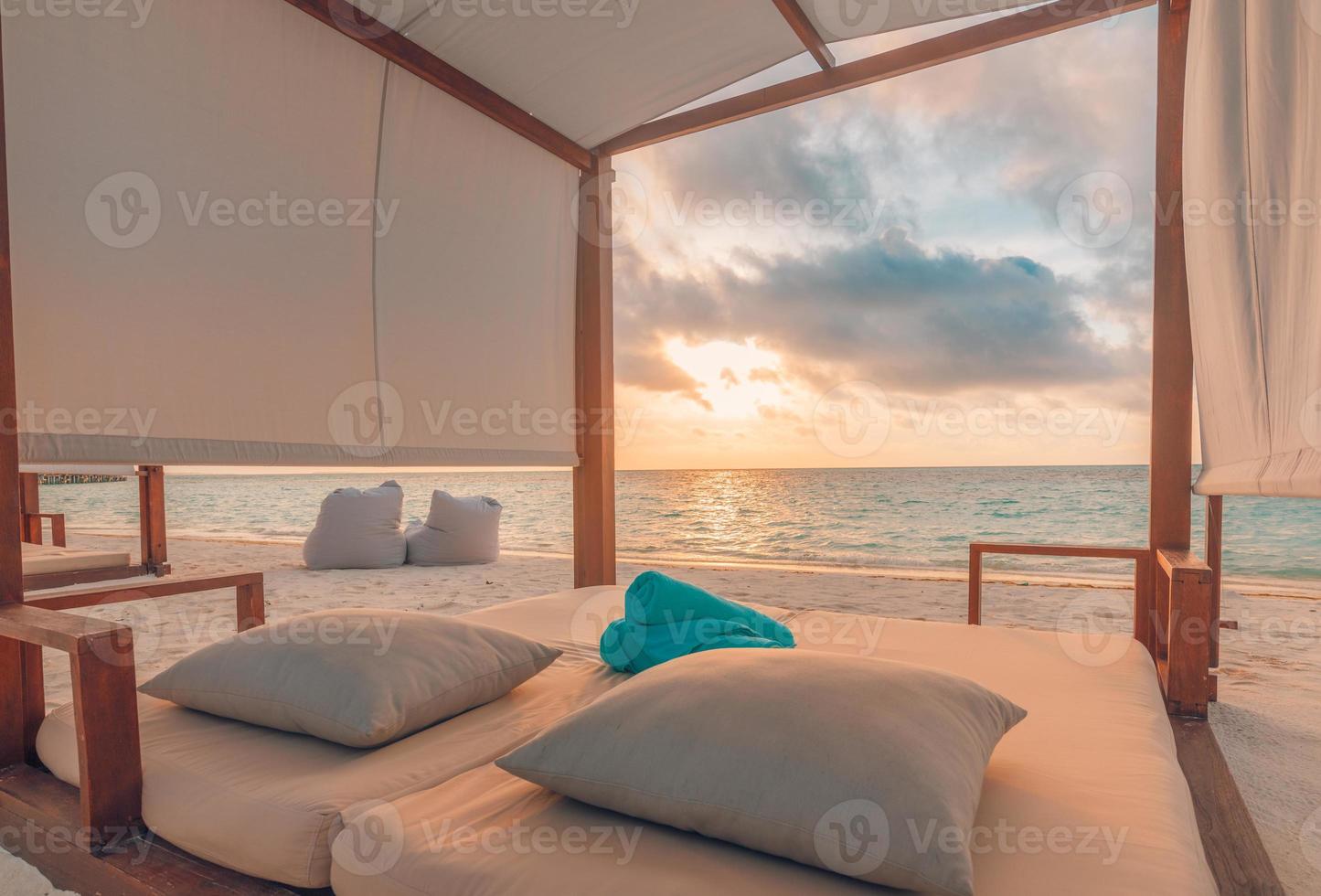 increíble dosel de playa con ambiente de vacaciones de verano. colores de puesta de sol, concepto de playa de cielo de arena de mar con vistas infinitas al mar. hermoso paisaje tropical, resort de lujo o fondo de hotel como destino de viaje foto