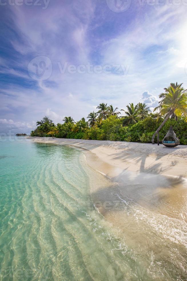 paisaje increíble, playa relajante, fondo de paisaje tropical. diseño de vacaciones de viajes de vacaciones de verano. concepto de destino de viaje de lujo. bandera de la naturaleza de la playa, costa inspiradora de la playa al atardecer foto