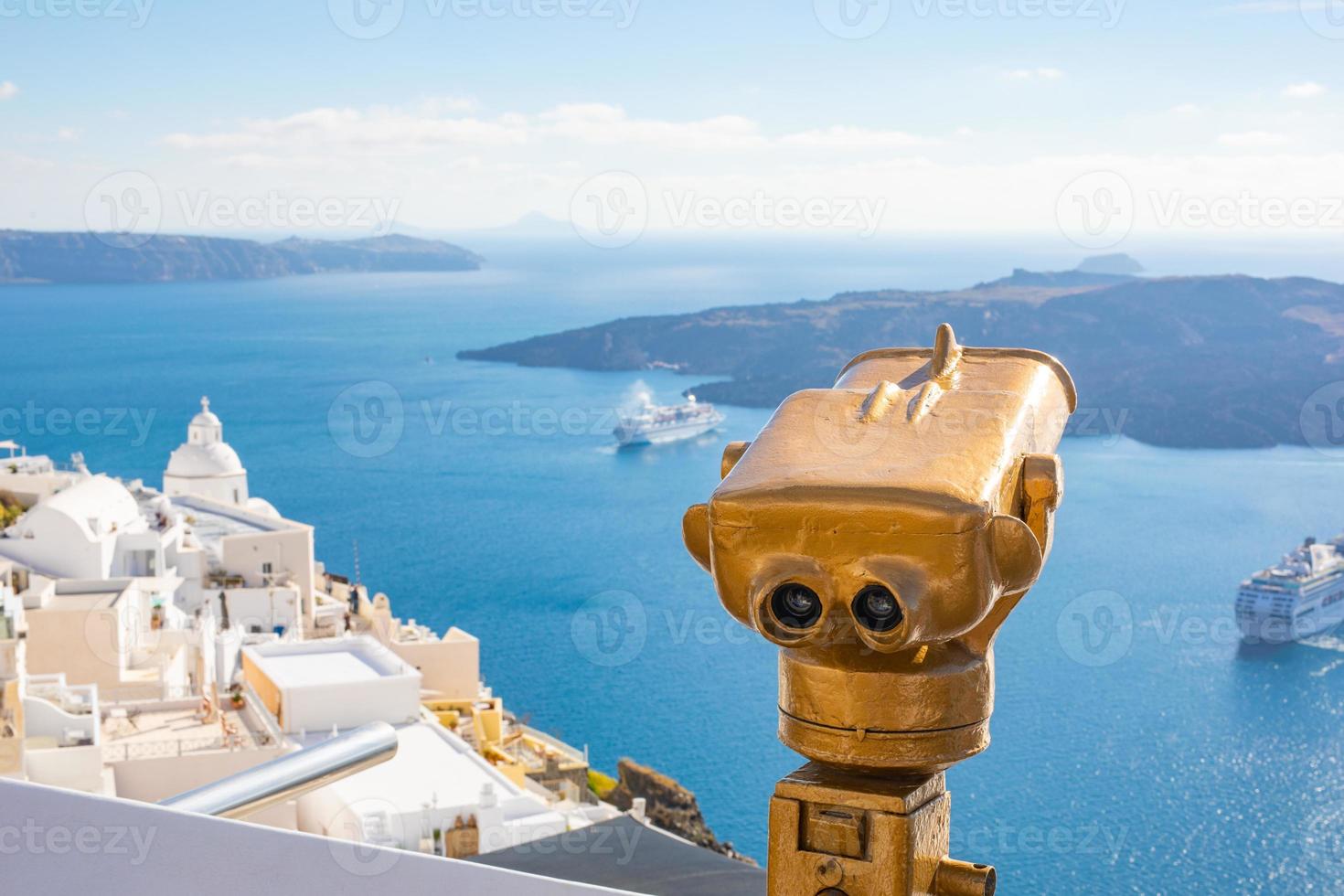 viajar escena turística en europa vacaciones caminando en la calle de la ciudad de santorini mirando a través de la máquina de monedas de los espectadores de la torre, binoculares para ver cruceros en el mar mediterráneo con arquitectura blanca foto