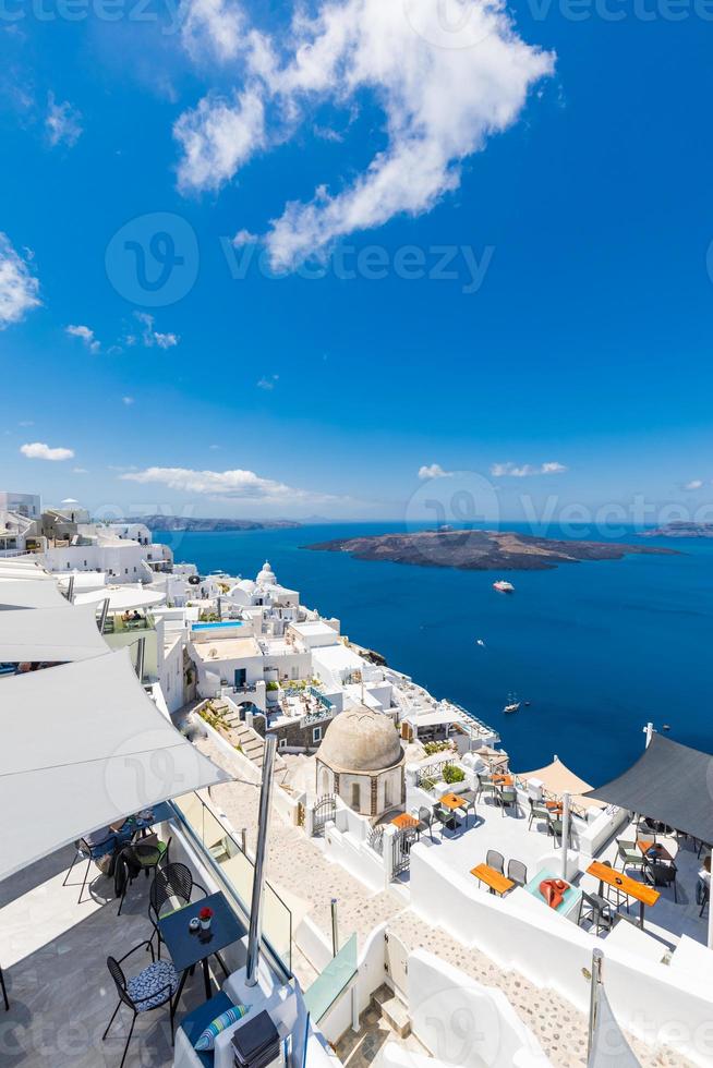 arquitectura blanca tradicional y puerta con vistas al mar mediterráneo en el pueblo de fira en la isla de santorini, grecia. fondo de viaje escénico. hermoso concepto de vacaciones de verano, increíble cielo azul foto