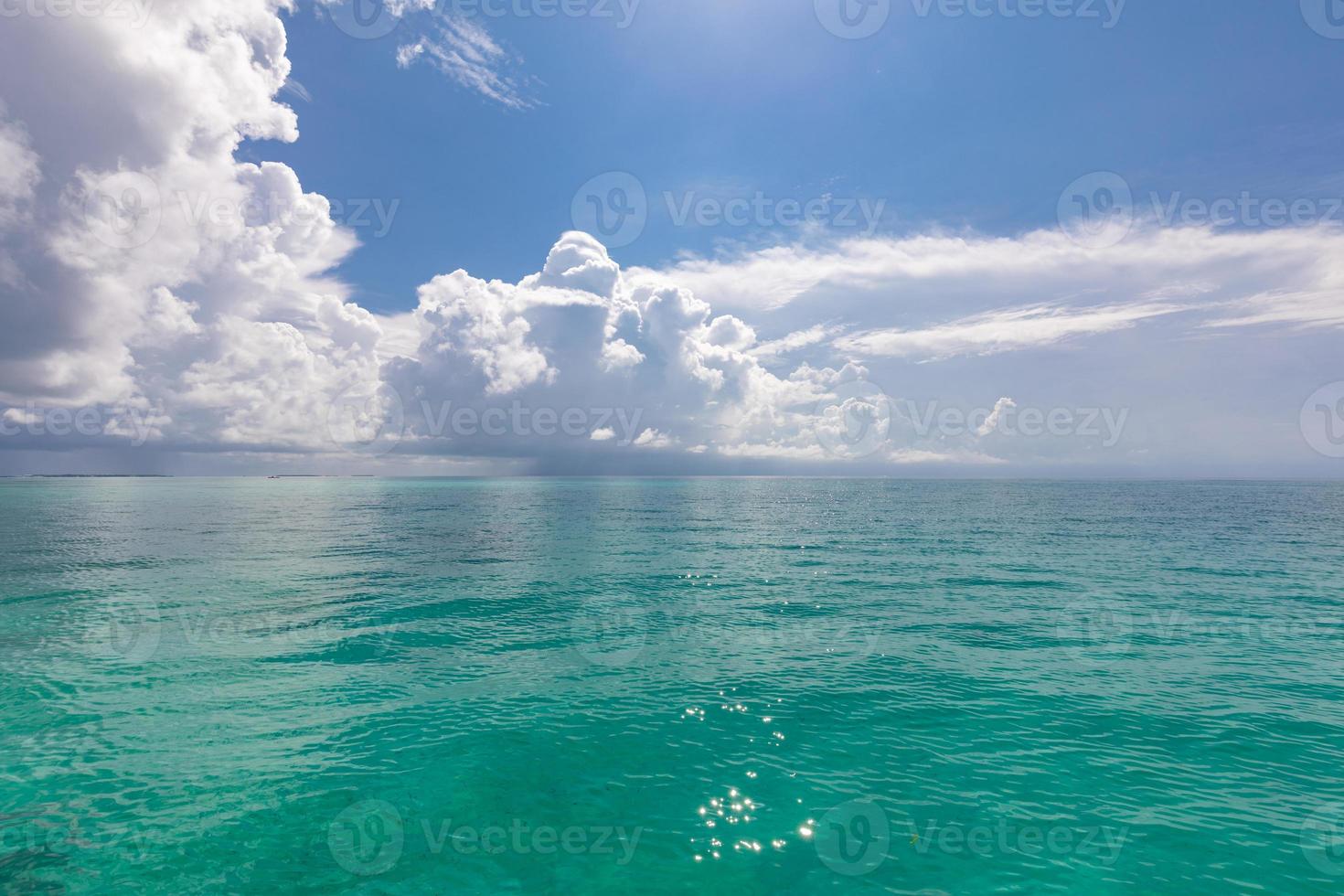 panorama hermoso del paisaje marino de las nubes del océano de la naturaleza. hermosa vista al mar tropical foto
