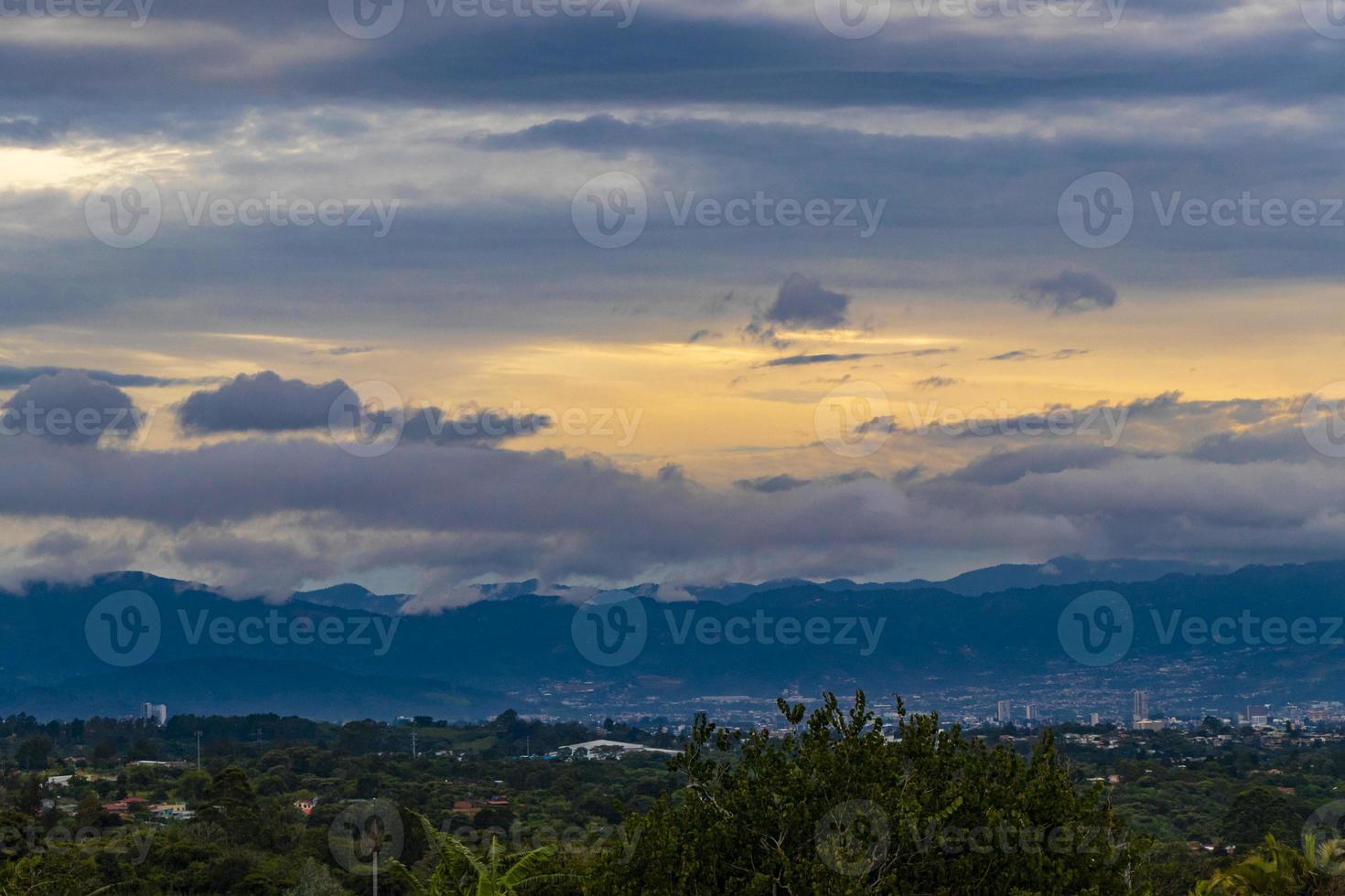 hermoso montana paisaje ciudad panorama bosque arboles naturaleza costa rica. foto