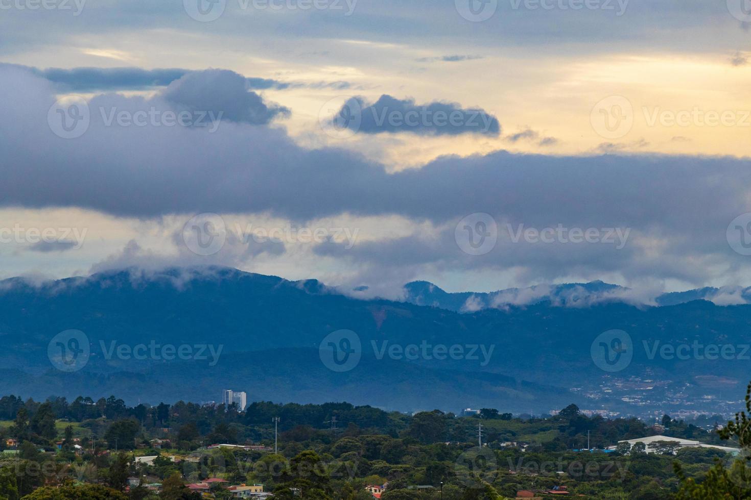 hermoso montana paisaje ciudad panorama bosque arboles naturaleza costa rica. foto