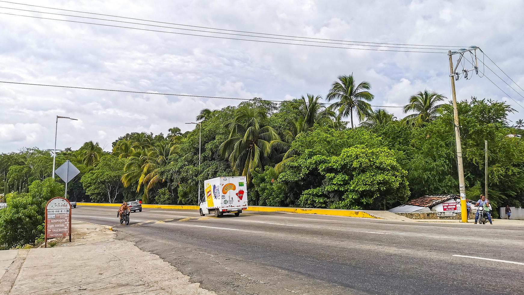 puerto escondido oaxaca mexico 2022 colorido calles carros alto transito tiendas gente edificios comercio mexico. foto