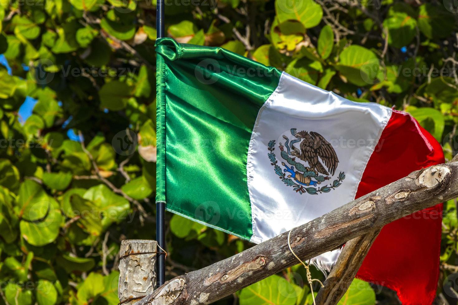 bandera roja blanca verde mexicana en playa del carmen mexico. foto