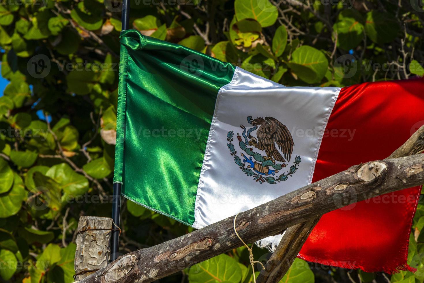 bandera roja blanca verde mexicana en playa del carmen mexico. foto