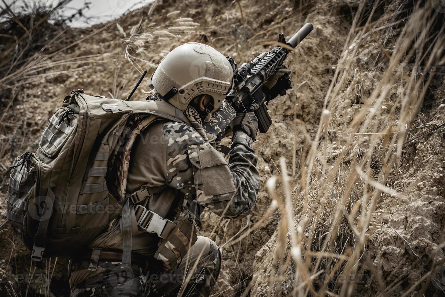 soldados de fuerzas especiales en guerras en el desierto, gente de tailandia, soldado del ejército usan una computadora portátil para ver el mapa con satélite, usan radio para comunicarse durante la operación militar foto