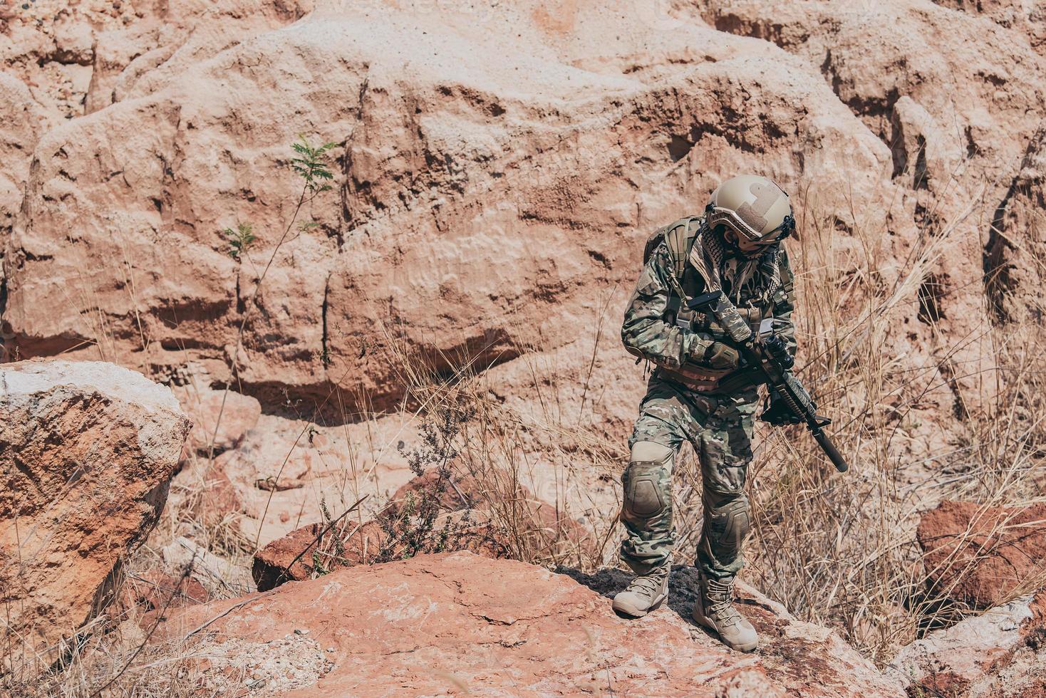 soldados de fuerzas especiales en guerras en el desierto, gente de tailandia, soldado del ejército usan una computadora portátil para ver el mapa con satélite, usan radio para comunicarse durante la operación militar foto