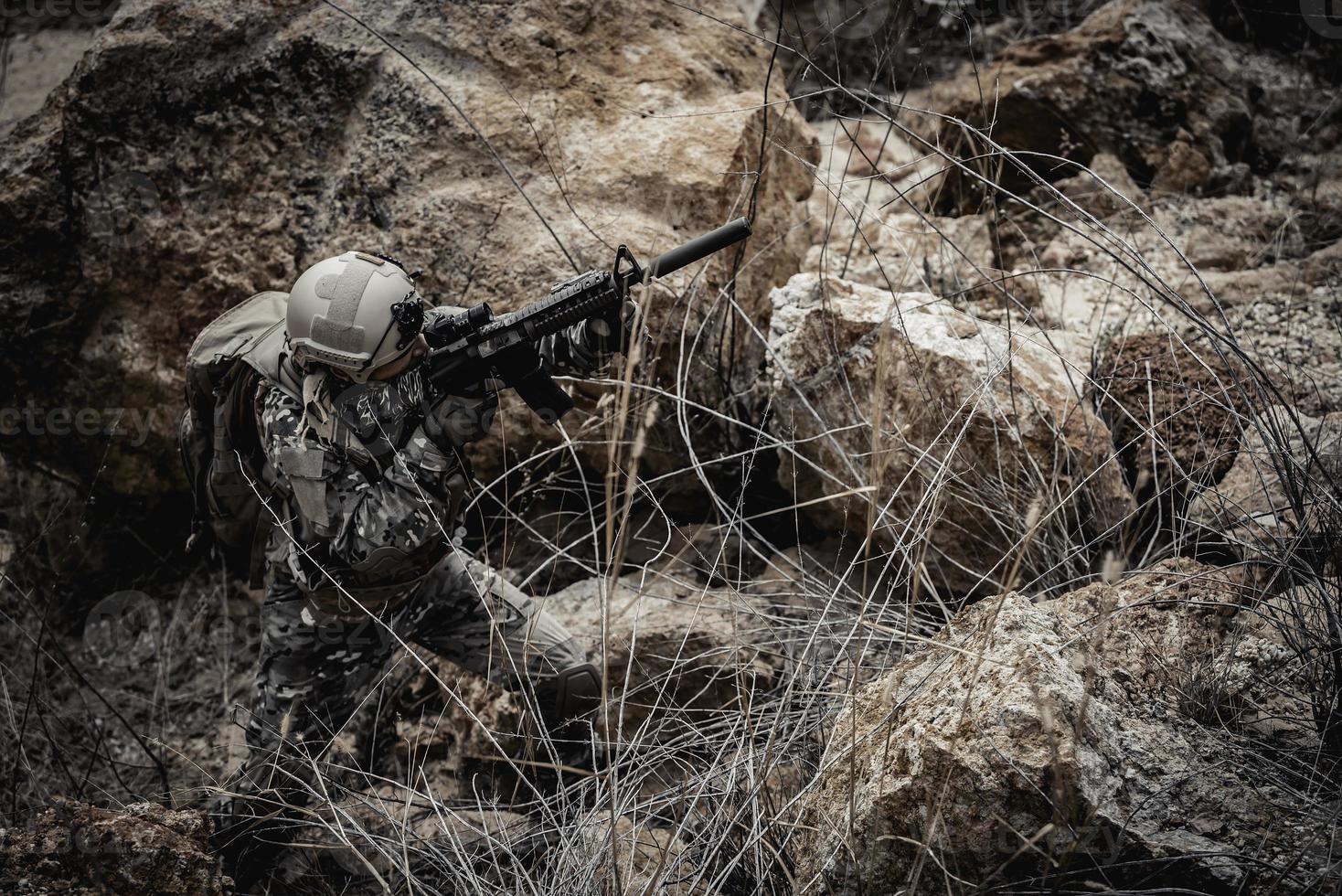 soldados de fuerzas especiales en guerras en el desierto, gente de tailandia, soldado del ejército usan una computadora portátil para ver el mapa con satélite, usan radio para comunicarse durante la operación militar foto