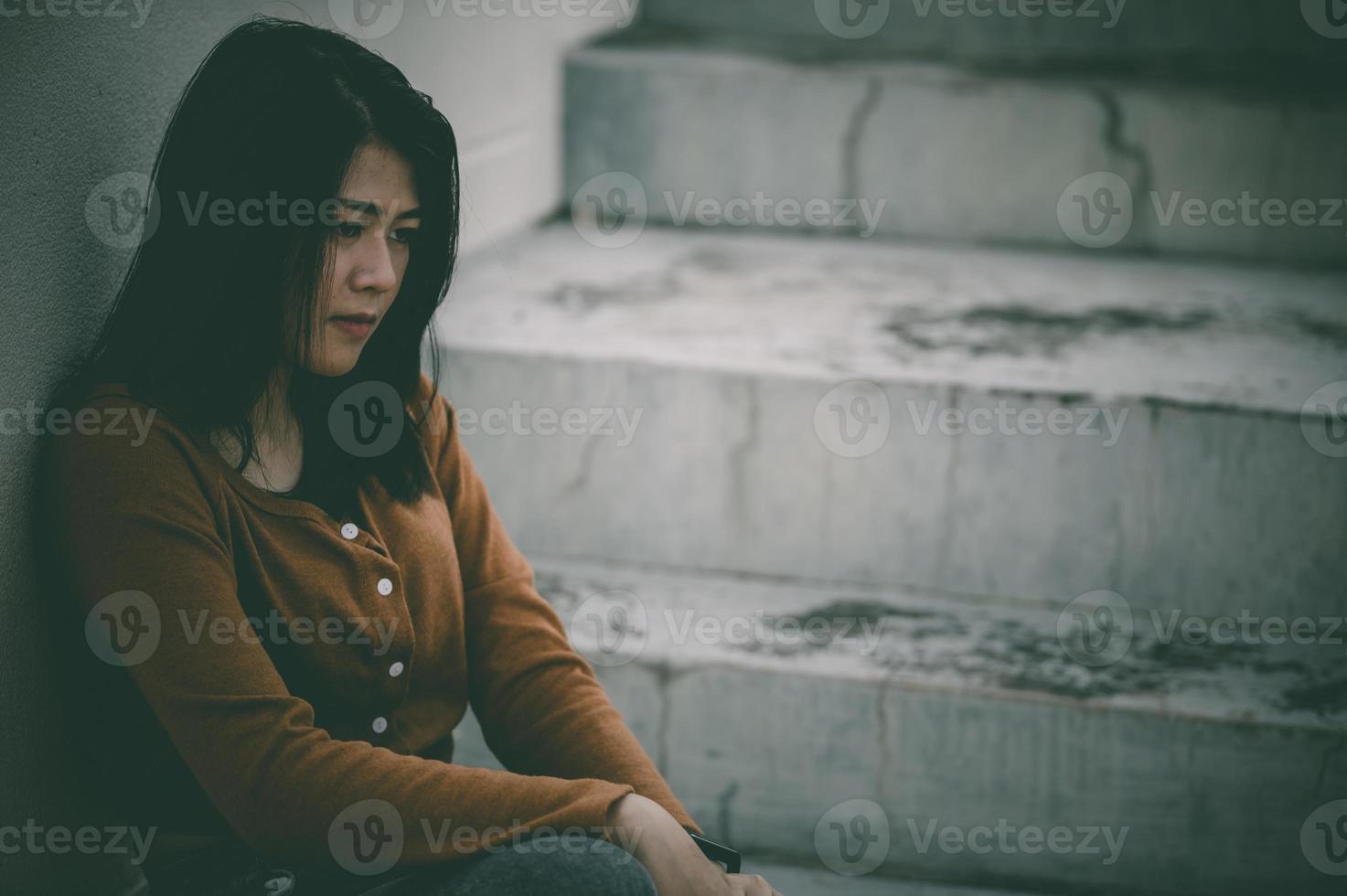 cerrar la angustia de una mujer asiática triste por un amor no correspondido, concepto de niña joven de corazón roto, estilo vintage, tono oscuro foto