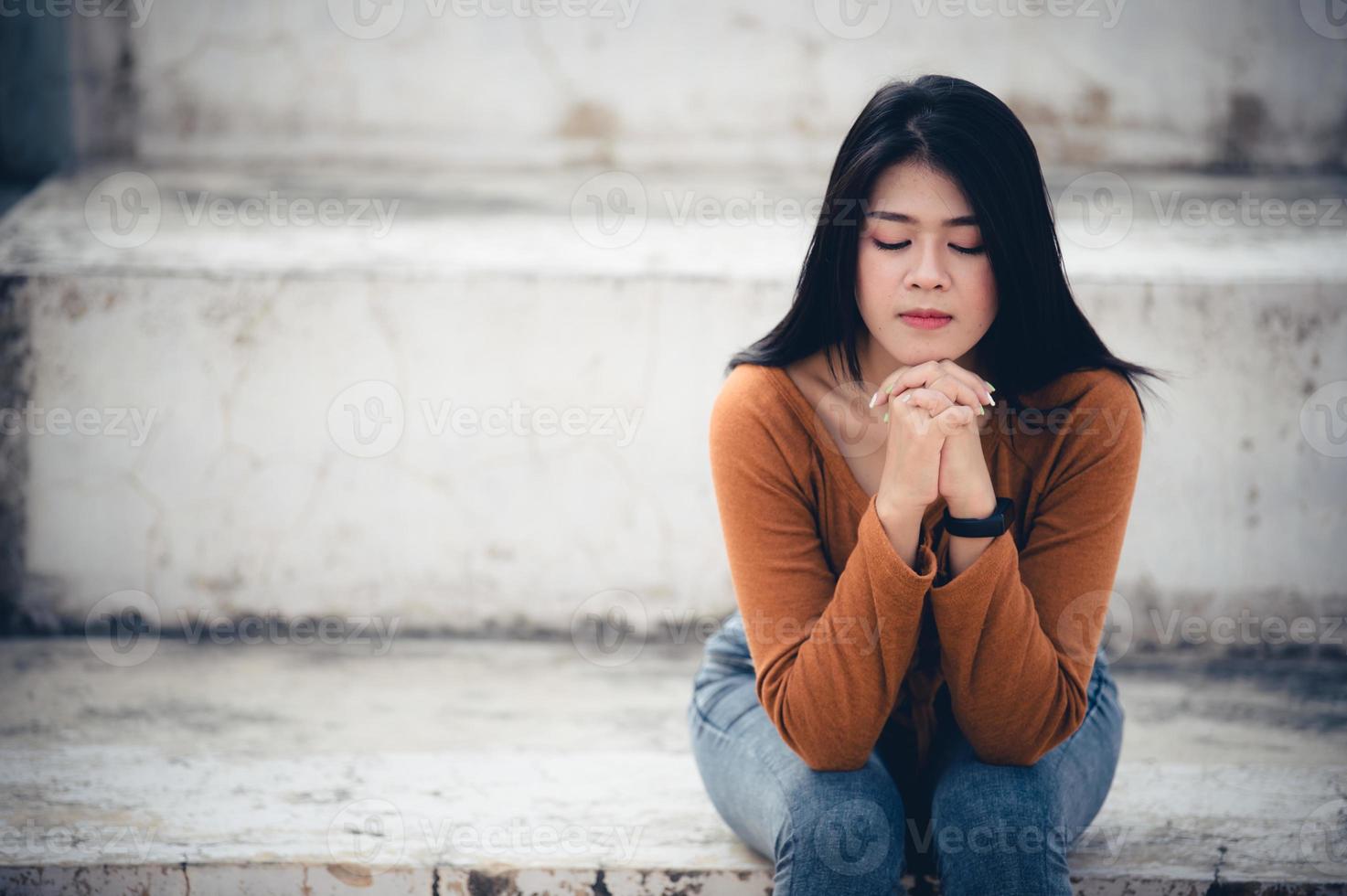 cerrar la angustia de una mujer asiática triste por un amor no correspondido, concepto de niña joven de corazón roto, estilo vintage, tono oscuro foto