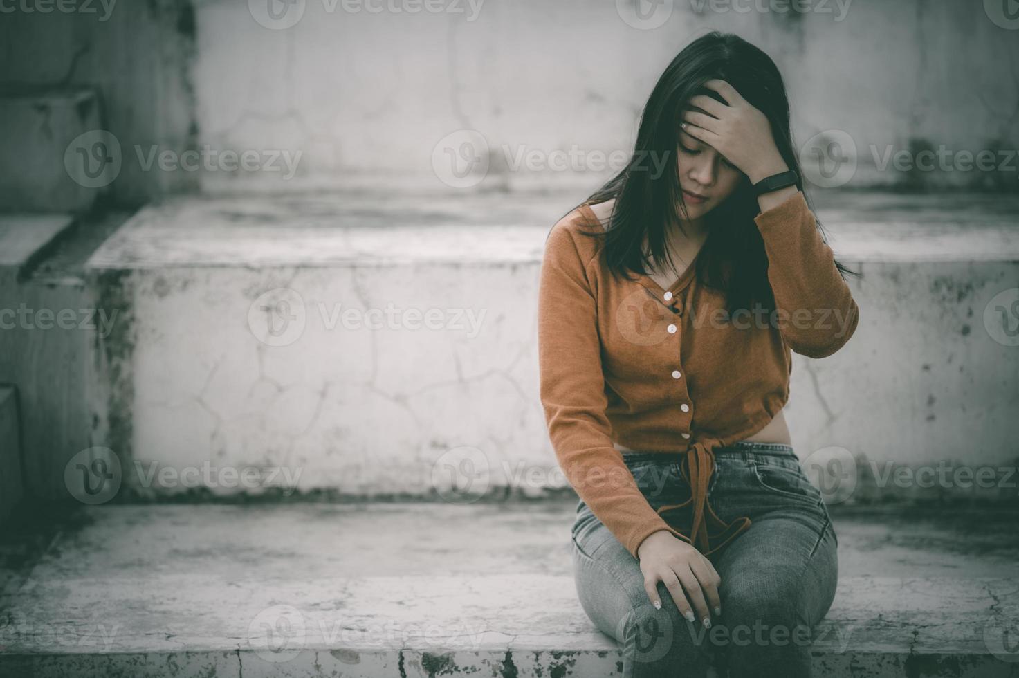 cerrar la angustia de una mujer asiática triste por un amor no correspondido, concepto de niña joven de corazón roto, estilo vintage, tono oscuro foto