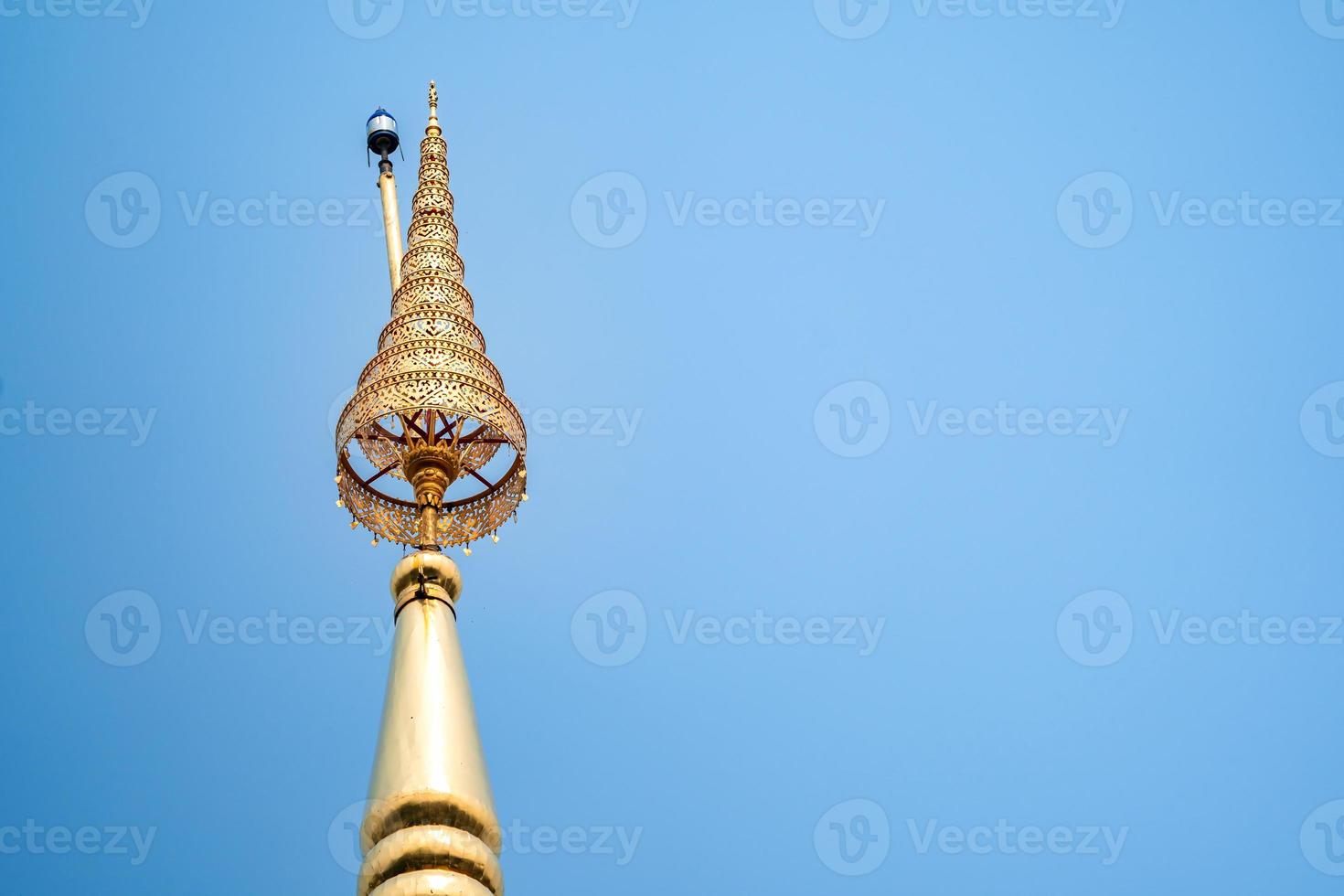 chat, oro en niveles en la parte superior de wat phra that chom kitti, contiene un fragmento de la reliquia de buda que se dividió en este sitio, chiang rai, tailandia. foto