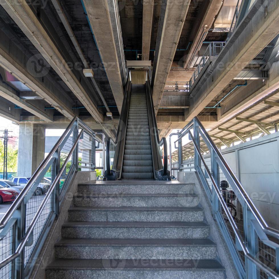 escalera mecánica debajo de la estación de tren foto