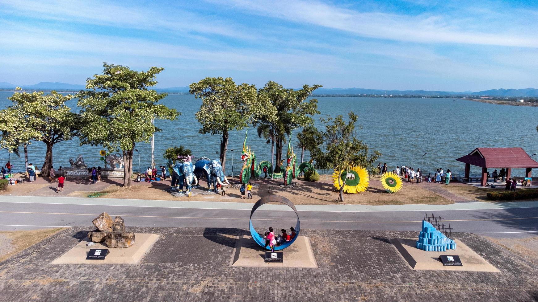 provincia de lopburi, tailandia enero de 2023 una vista aérea sobre el área de la presa pasak jolasid. represa pa sak llena de agua durante la temporada de invierno en tailandia. foto