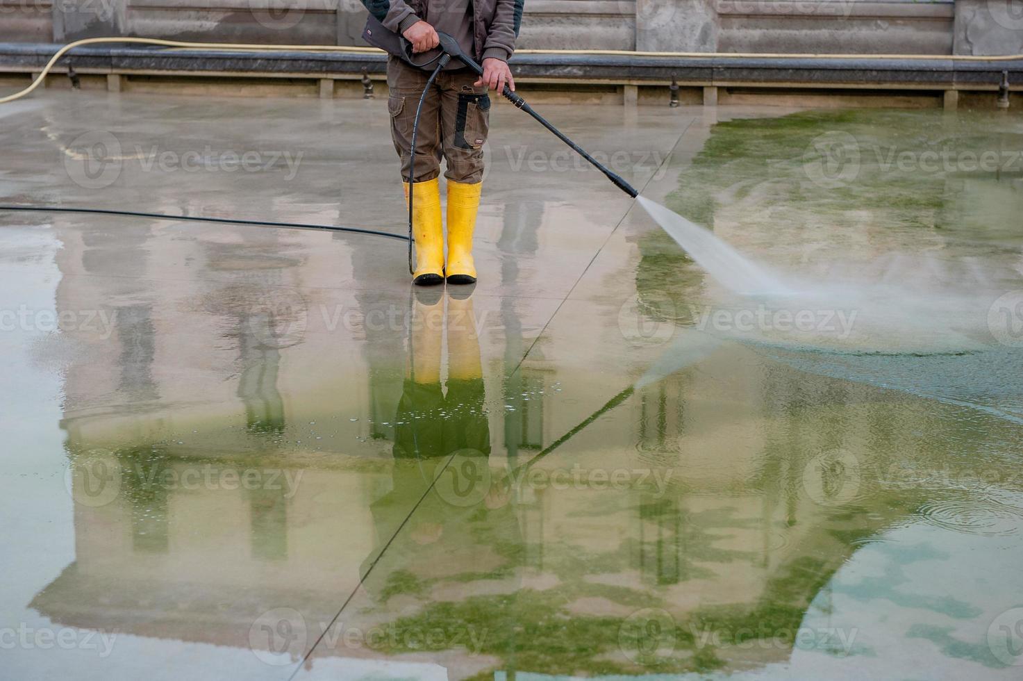 Remove slime from fountain with Pulivapor photo