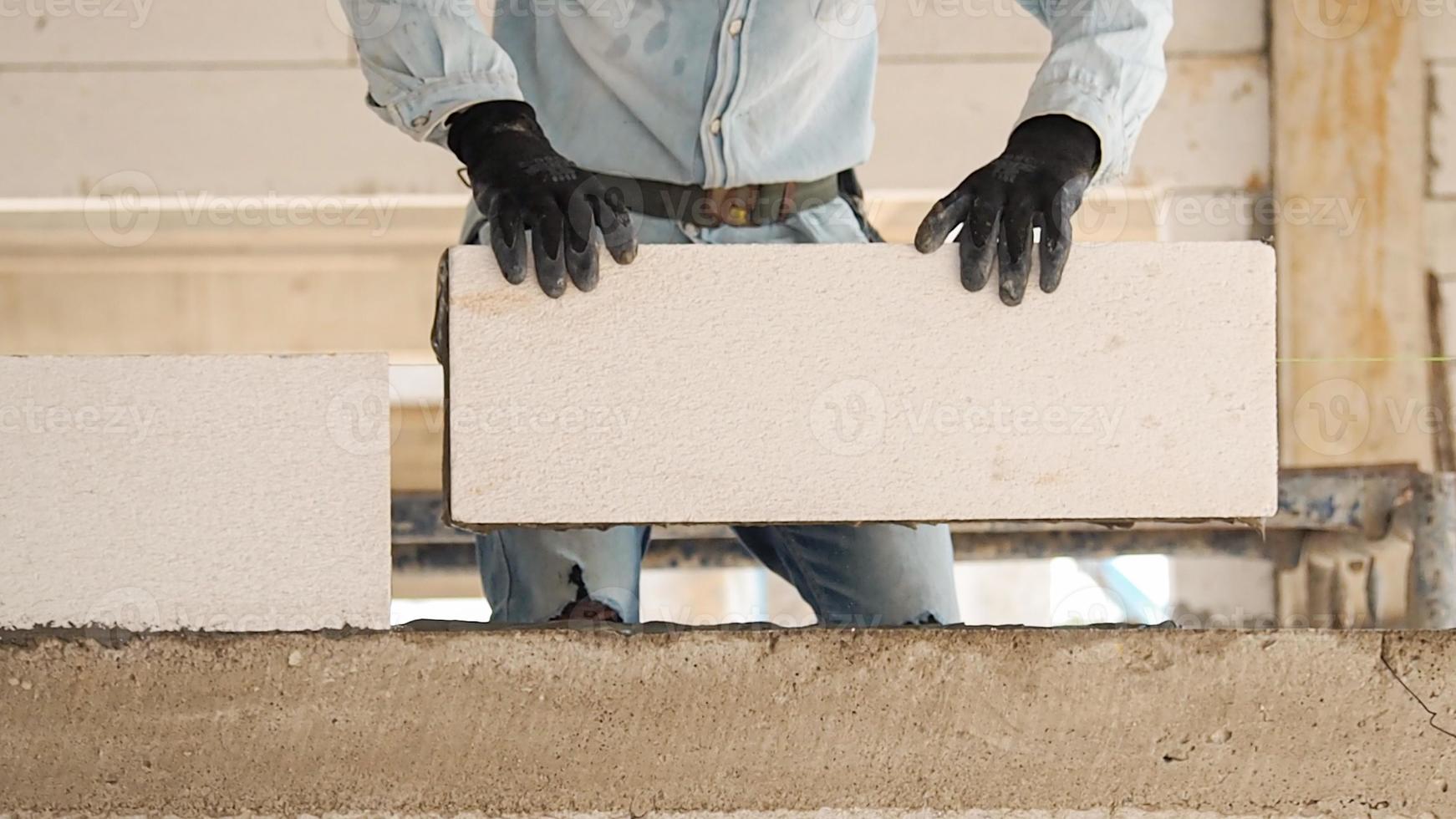 Los trabajadores de la construcción fabrican bloques de hormigón ligero de color blanco que son mejores que los ladrillos de cemento, populares en la construcción de viviendas y edificios públicos. foto