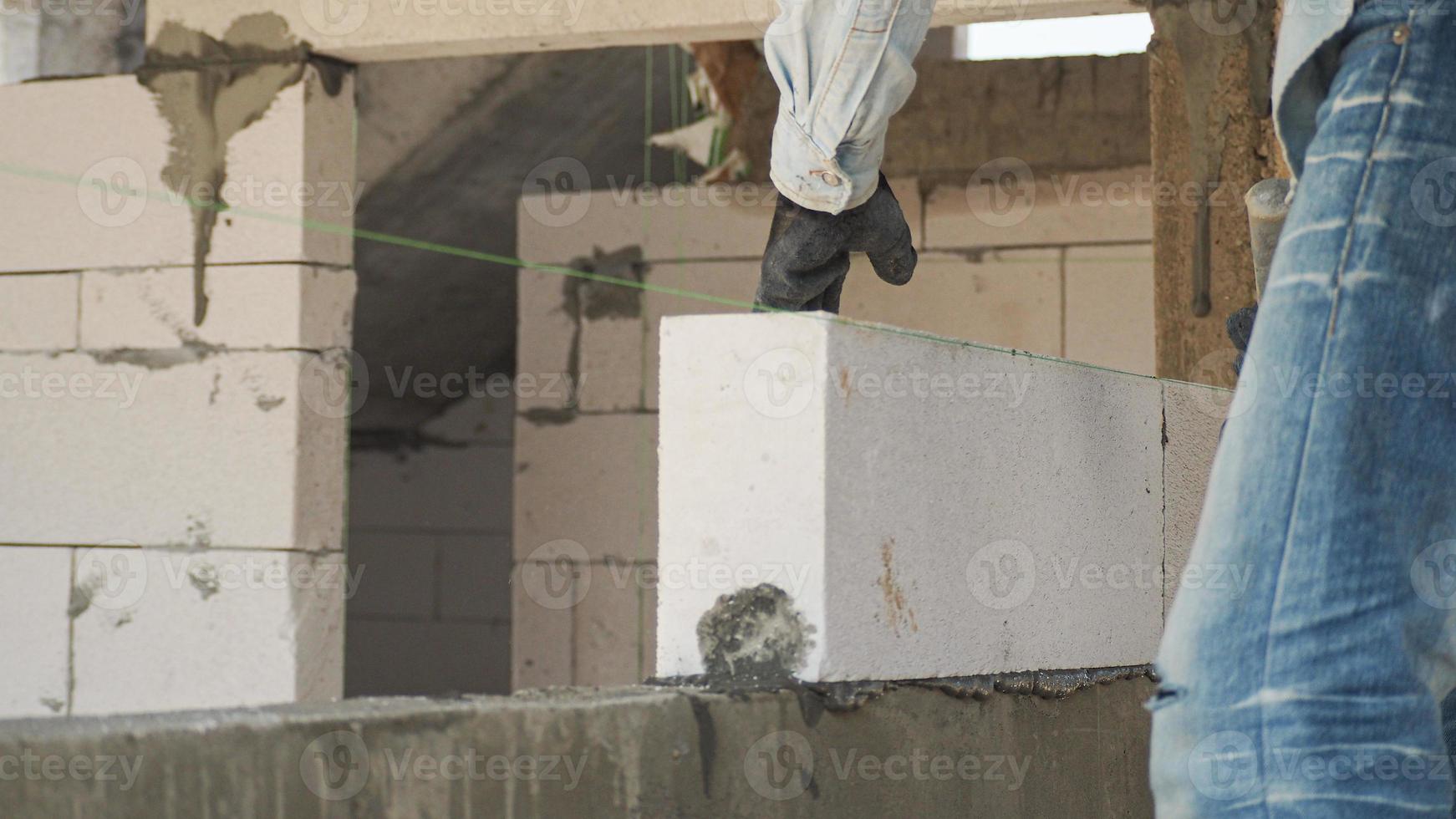 Los trabajadores de la construcción fabrican bloques de hormigón livianos de color blanco que son mejores que los ladrillos de cemento, populares en la construcción de viviendas y edificios públicos. foto