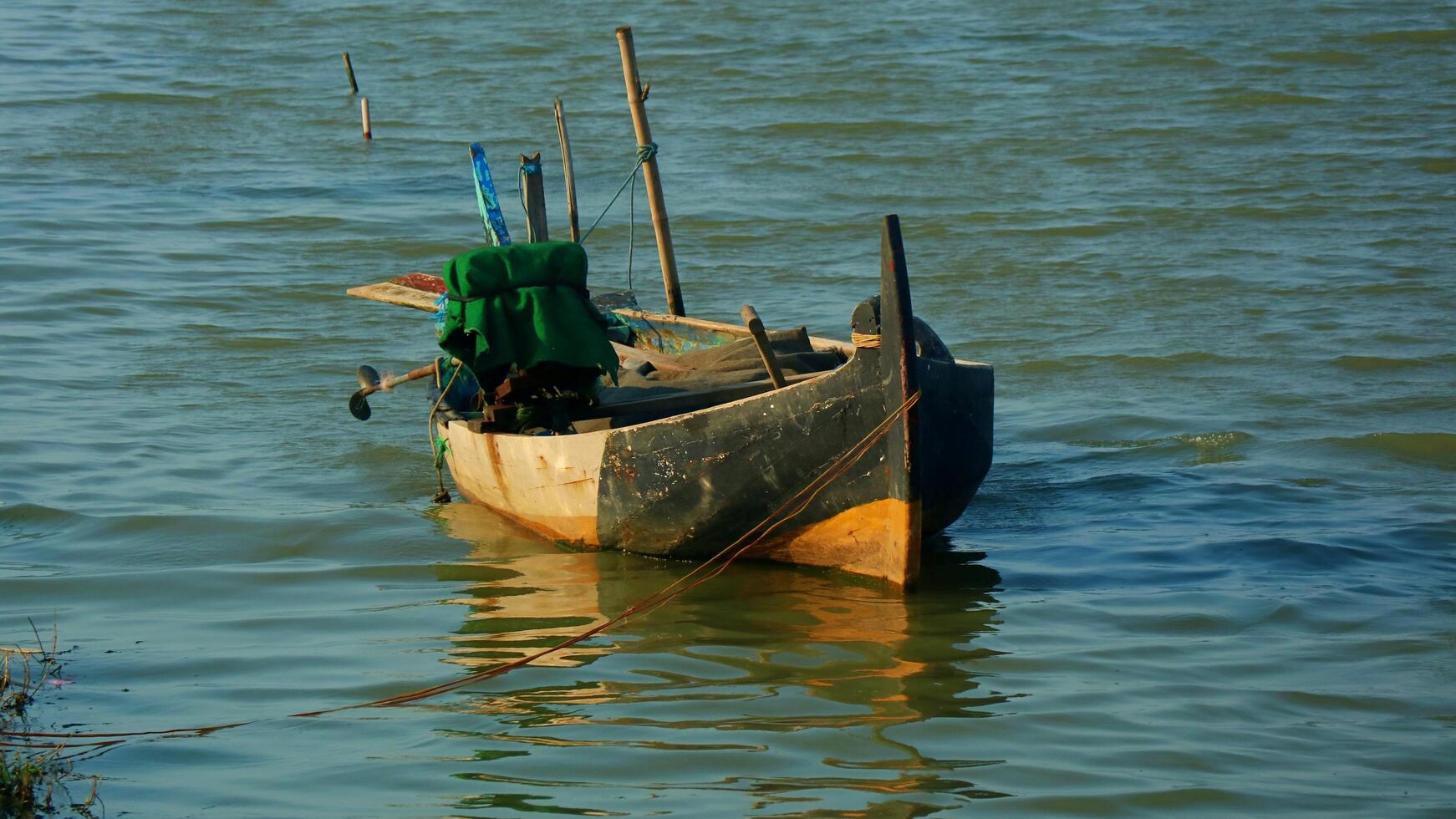 un barco que flota en la orilla del río foto