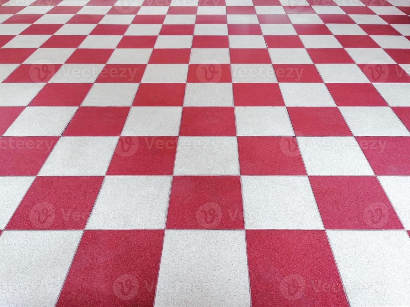 suelo de baldosas rojas y blancas simétricas con textura de cuadrícula en vista en perspectiva para el fondo.suelo de baldosas permanente. cuadrado blanco rojo hecho de material cerámico de piso foto