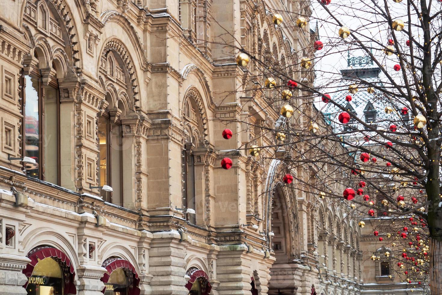 árboles de navidad con decoraciones cerca de chicle en la plaza roja en moscú. foto