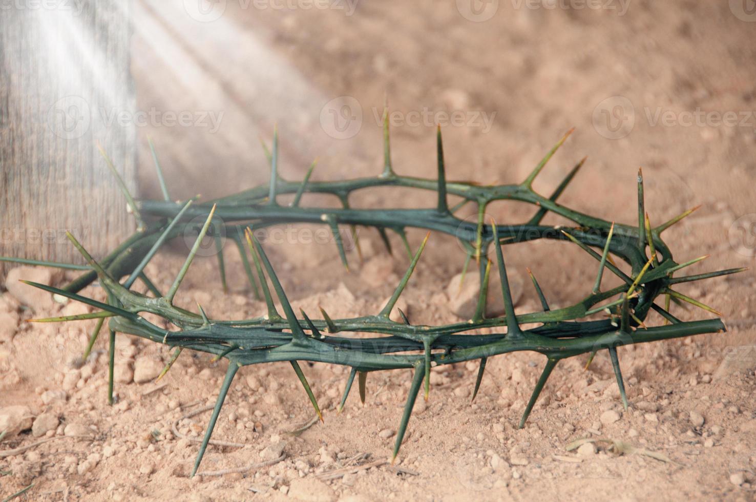 corona de espinas con espacio personalizable para el y citas cristianas. concepto de cristianismo. foto