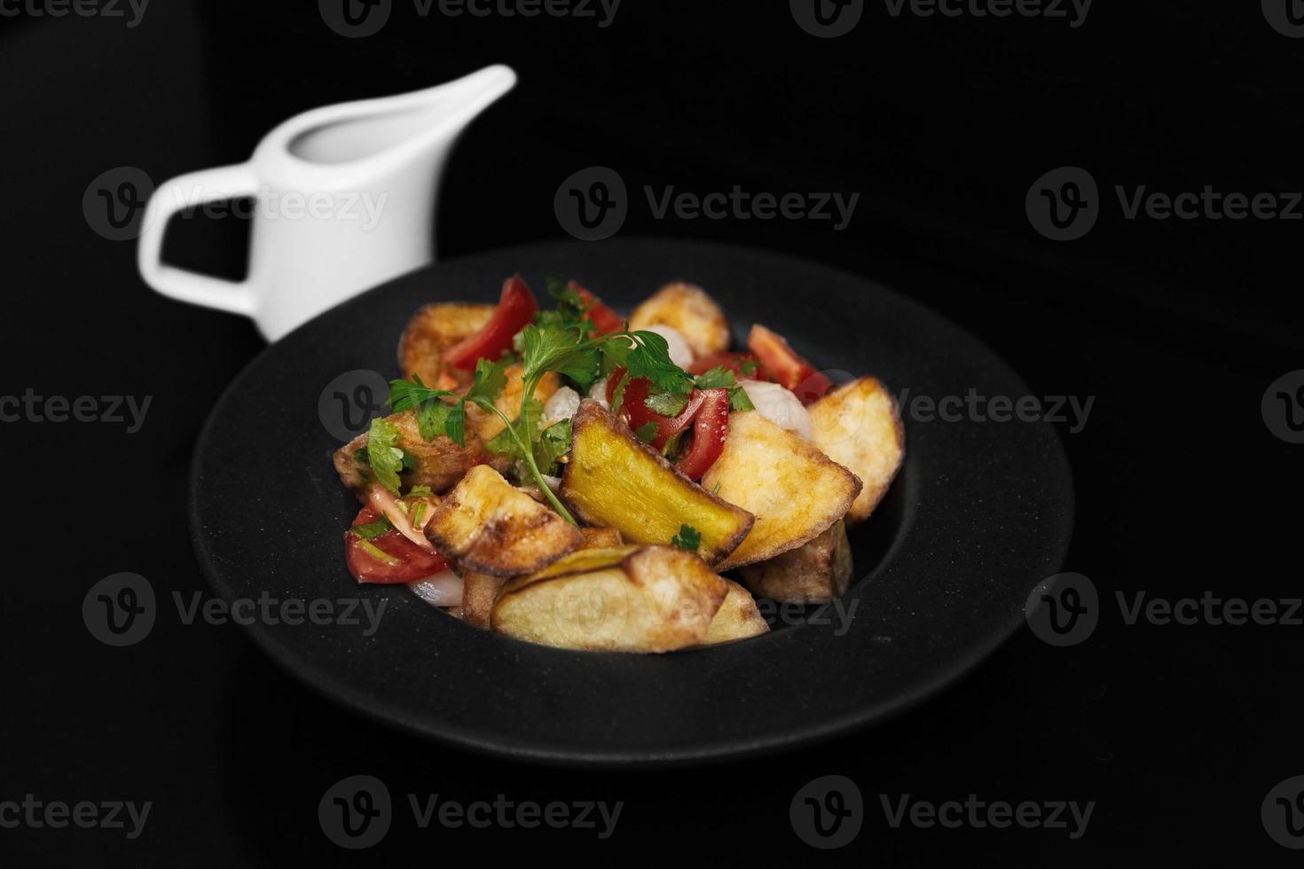 verduras fritas chinas en un plato negro foto